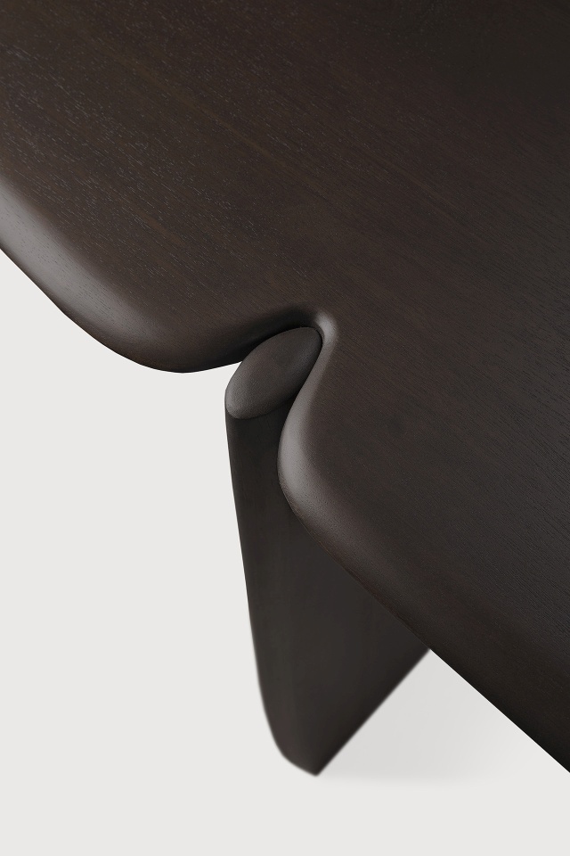 Detailaufnahme der Ethnicraft PI Konsole in Mahagoni dunkelbraun, zeigt die Holzmaserung und Form.