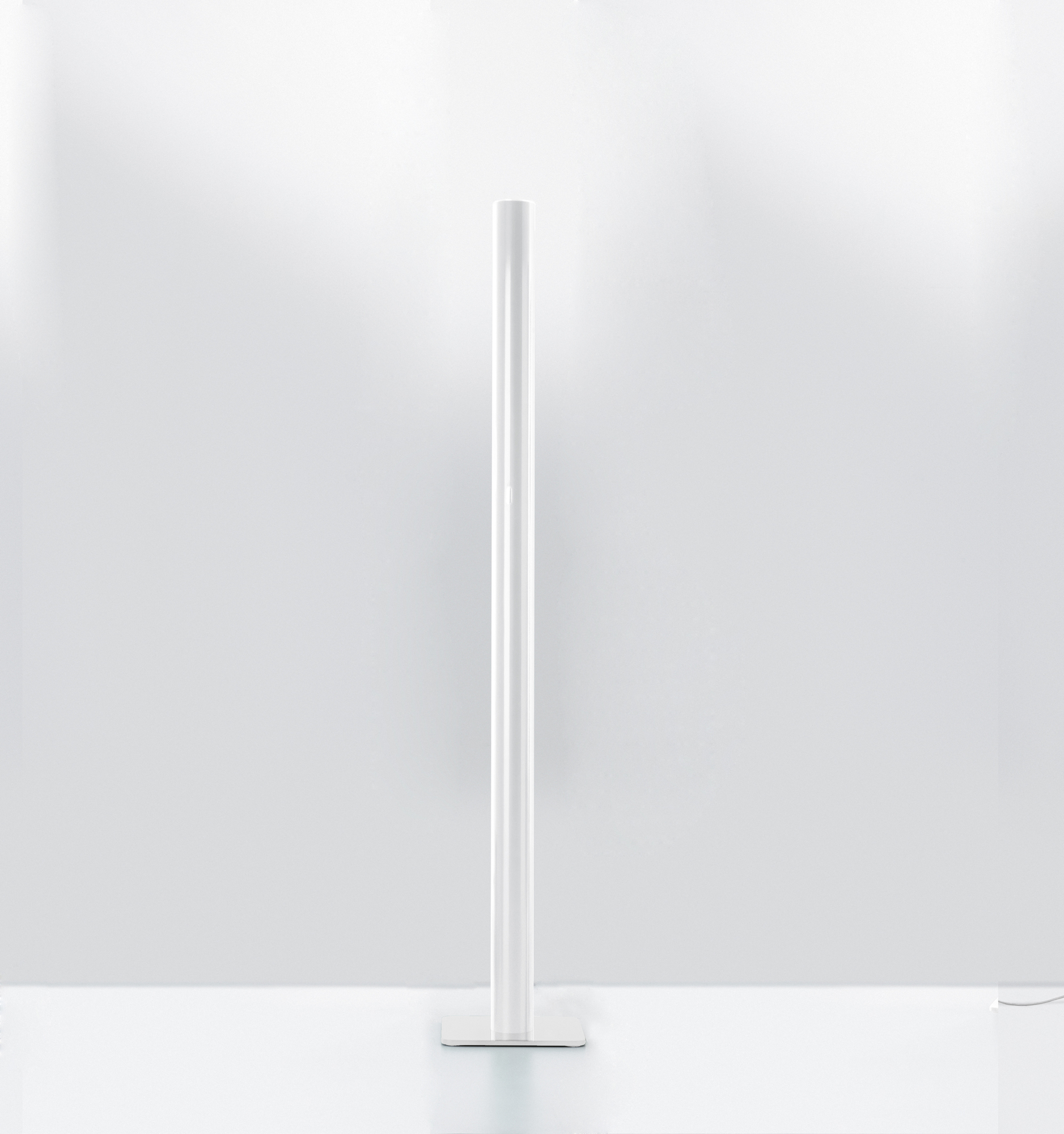 Ilio LED Stehleuchte von Artemide in glänzendem Weiß. Moderne Stehlampe für Wohnzimmer.