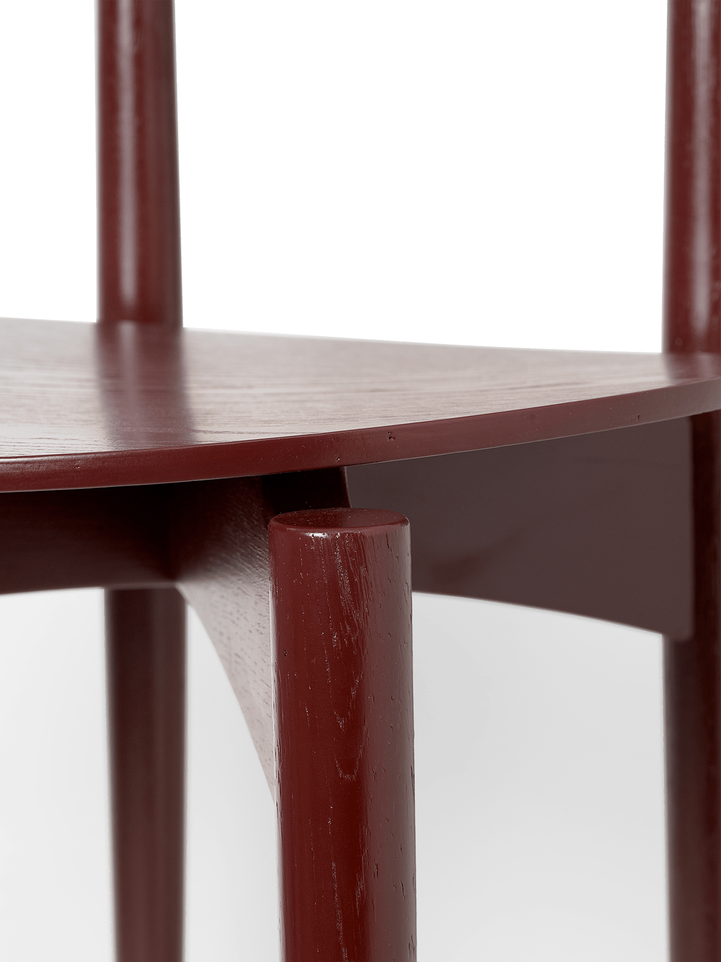 Detailaufnahme des Herman Esszimmerstuhls von Ferm Living mit rotbraunem Holzgestell. Stuhl Design Möbel.