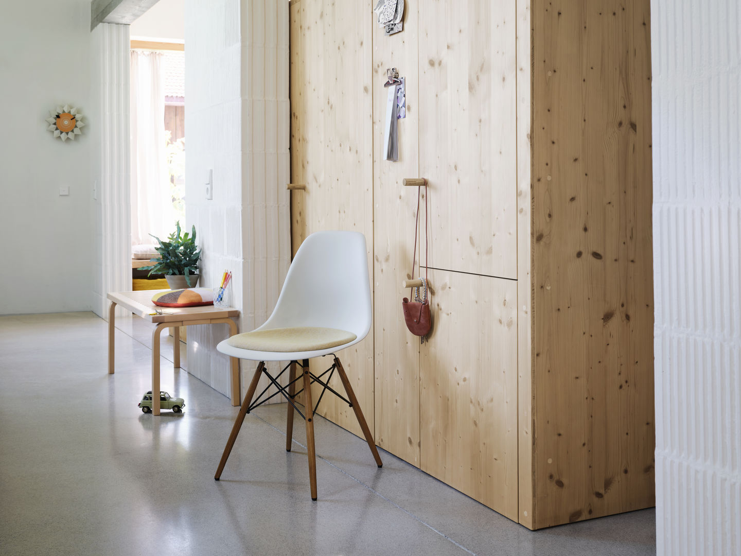 Eames Plastic Side Chair DSW Stuhl mit Sitzpolster Vitra