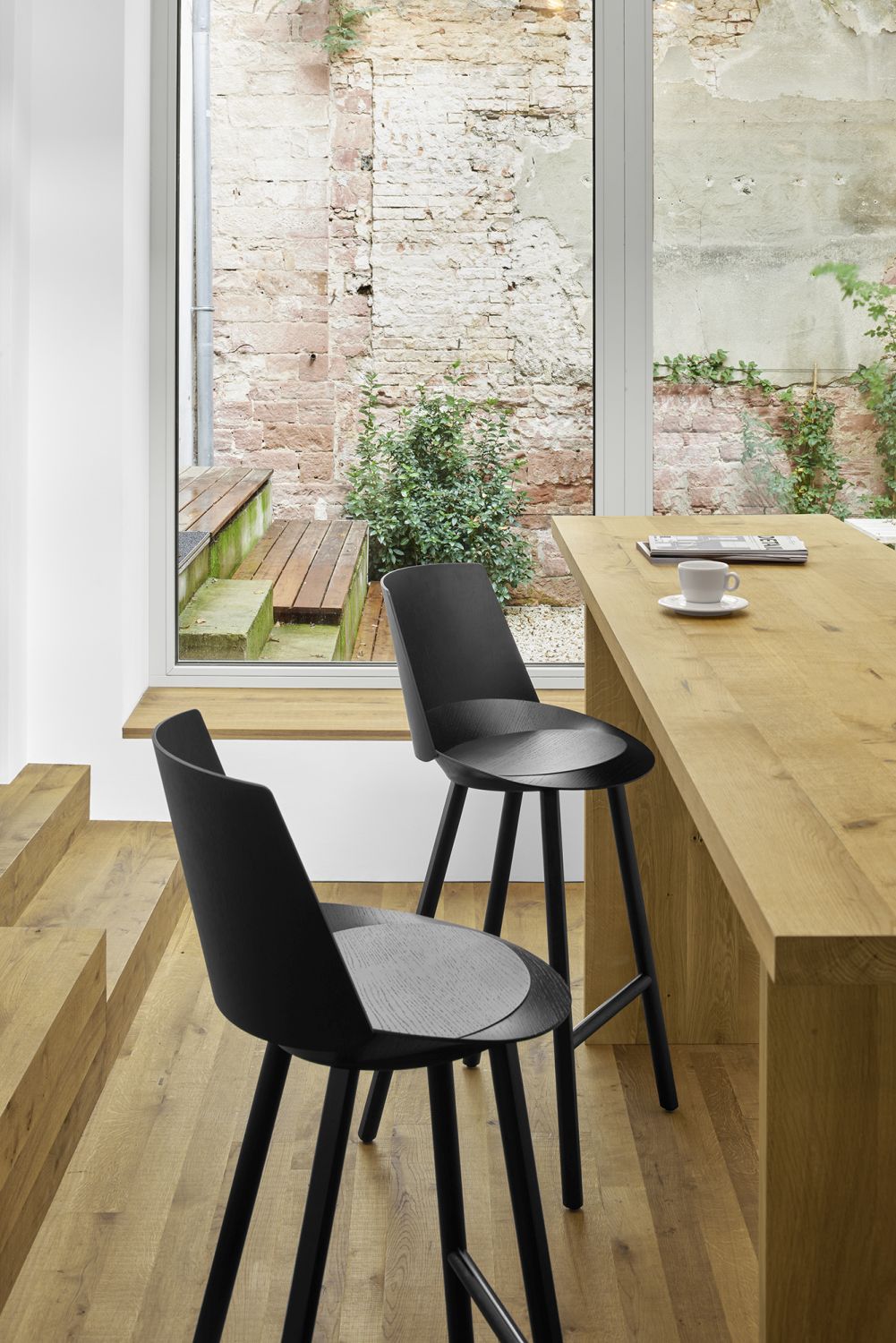 ST10 Jean Hocker mit Rückenlehne e15
