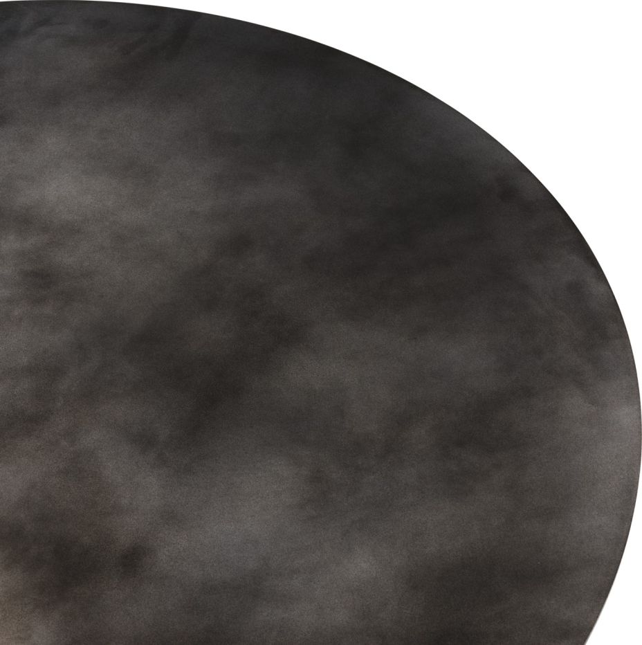 Detailaufnahme der Tischplatte des runden Epic Esstischs in Misty Gray Stahl von Gubi.