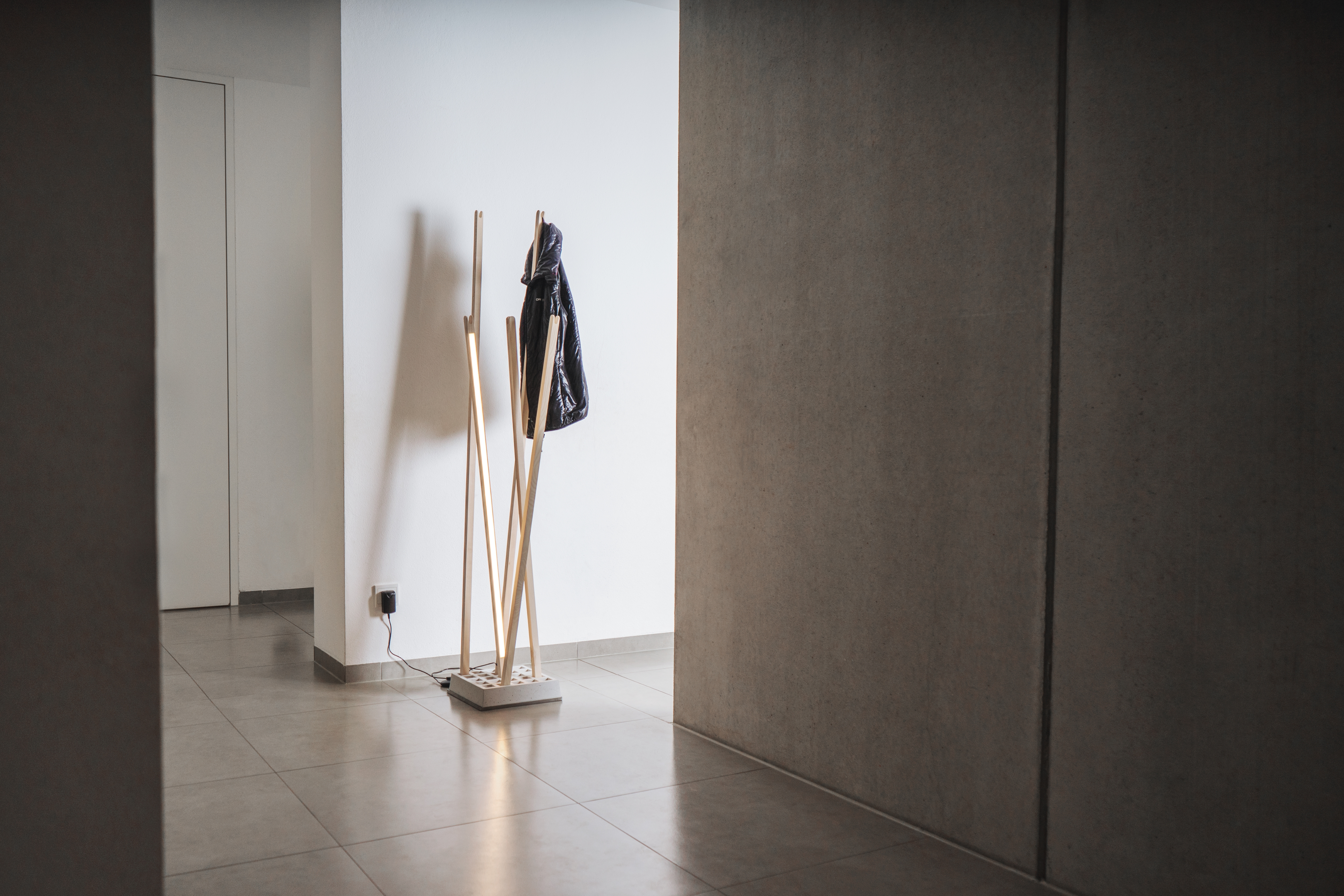 Pin Coat Garderobe / Pin Light Leuchte Moormann