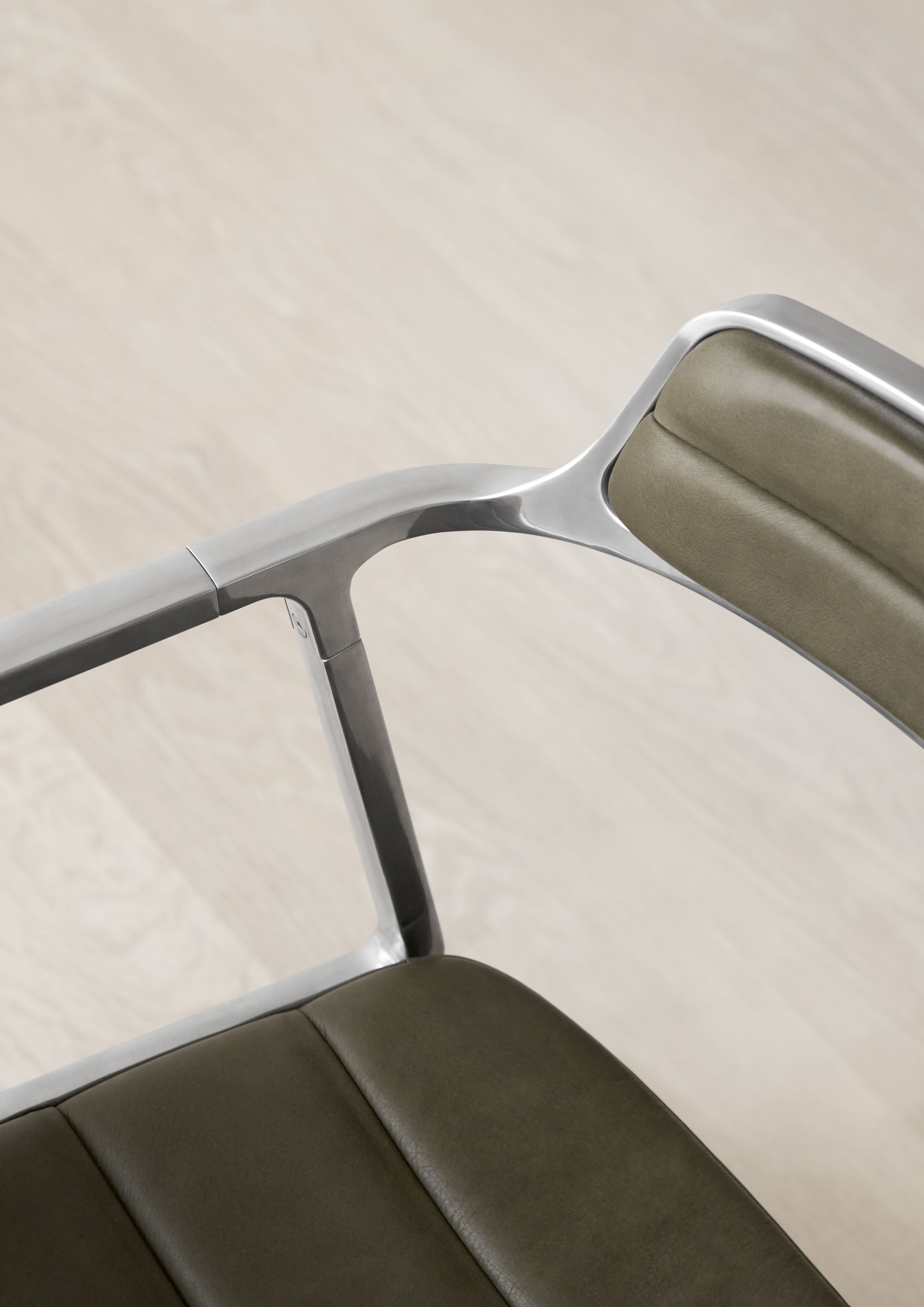 VIPP452 Swivel Stuhl mit Gleitern grünes Leder Vipp