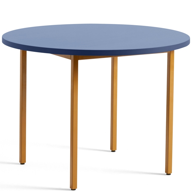 Hay Two Colour Table, runder Tisch mit blauer Tischplatte und ockerfarbenem Gestell.