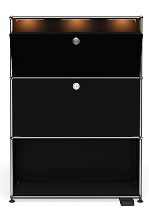 Schwarzes USM Haller Highboard mit Klapptüren und integrierter Beleuchtung für stilvolle Wohnraumgestaltung.