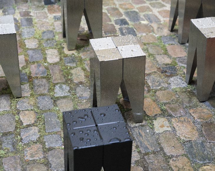 Backenzahn Hocker/Tischchen aus Stahl e15