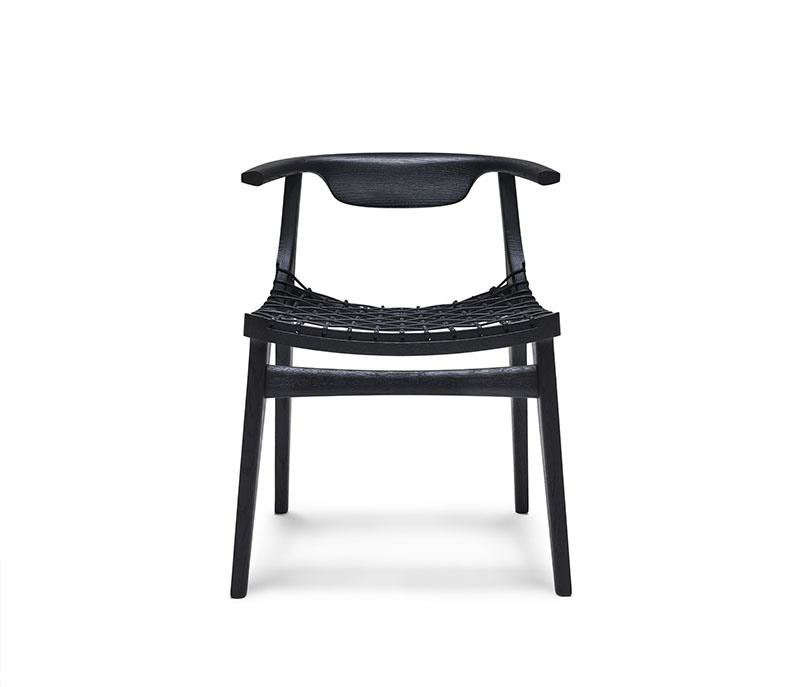 Schwarzer Klismos Sessel mit Holzrückenlehne und geflochtener Sitzfläche von Knoll International. Designklassiker für stilvolles Wohnen.