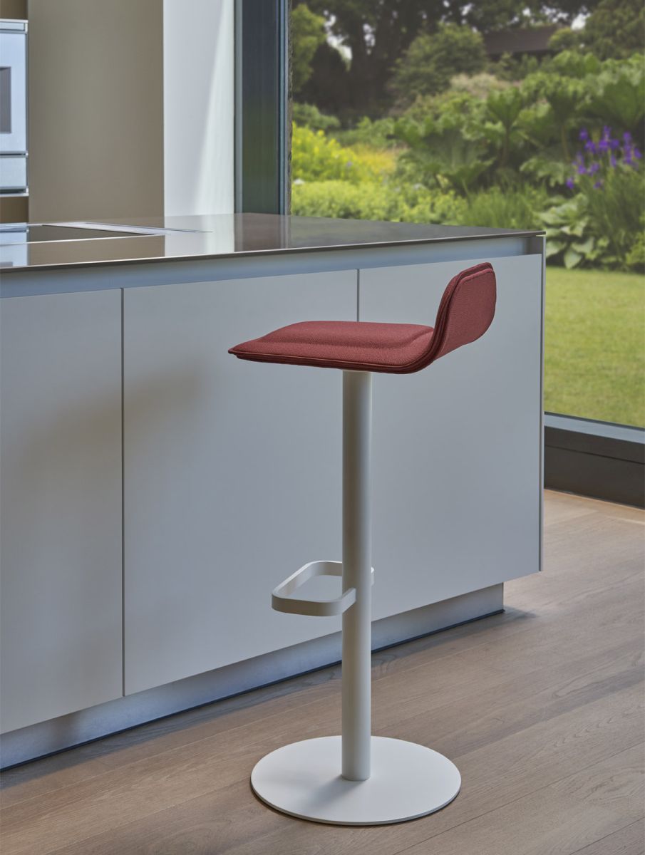 Dave Barhocker von Moree, Weiß, mit weinrotem Sitzpolster, moderner Barstuhl für Küche oder Bar.