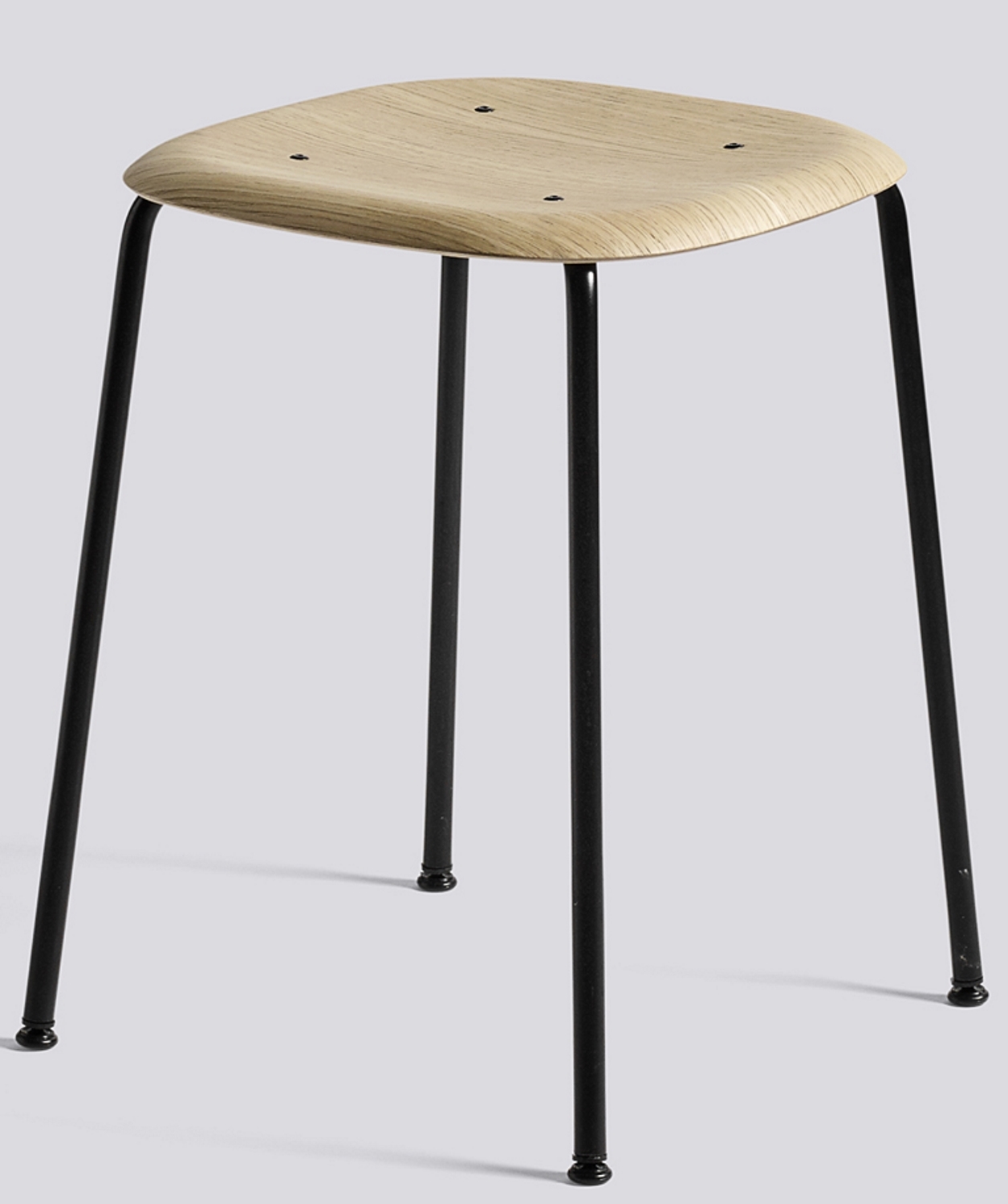 Soft Edge 70 Hocker von Hay: Schwarzes Gestell, Sitzfläche aus hellem Eichenholz. Moderner Barhocker.