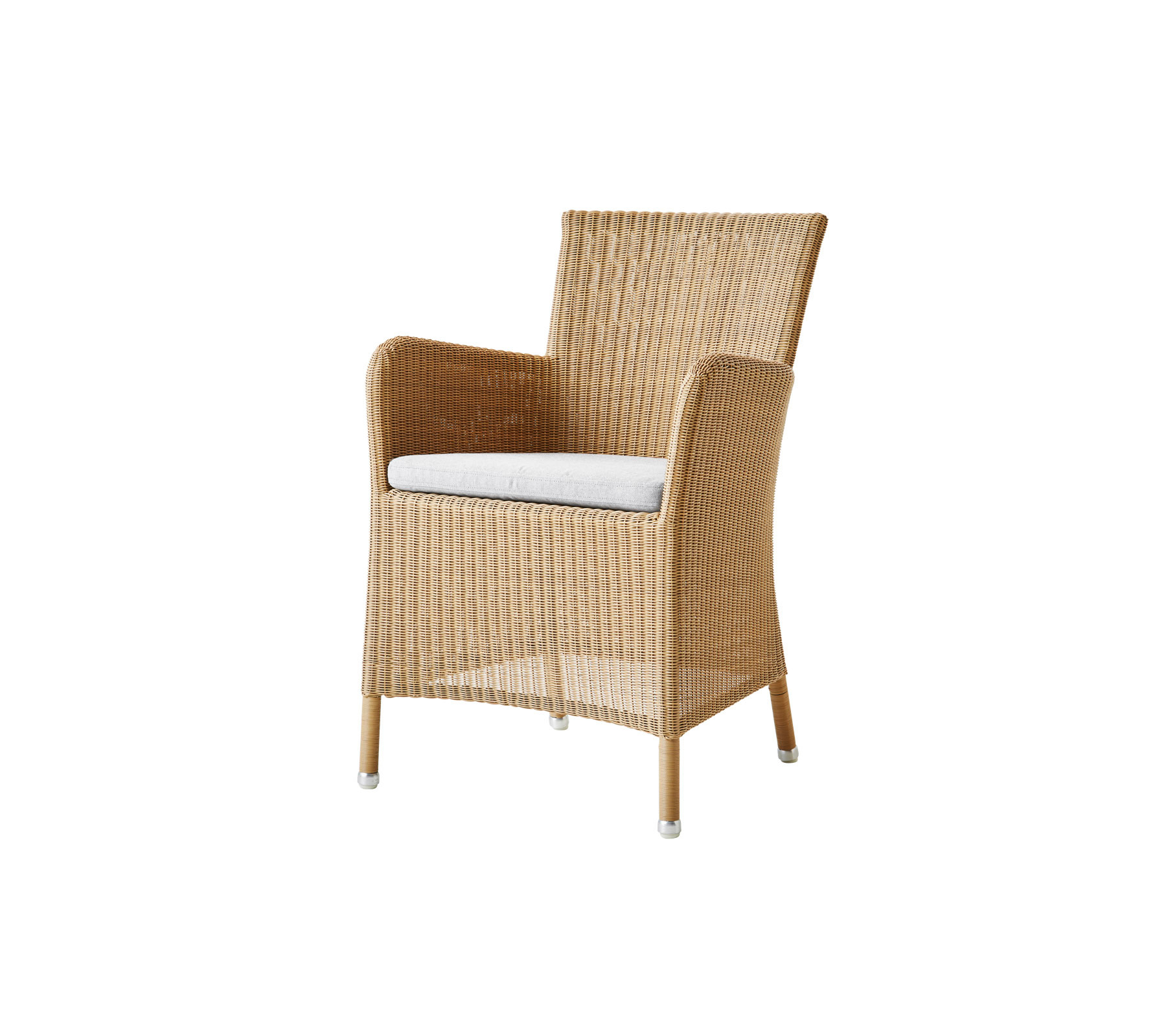 Heller Rattansessel mit Armlehnen und hellgrauem Sitzkissen, passend für Cane-Line Hampsted Gartenmöbel.