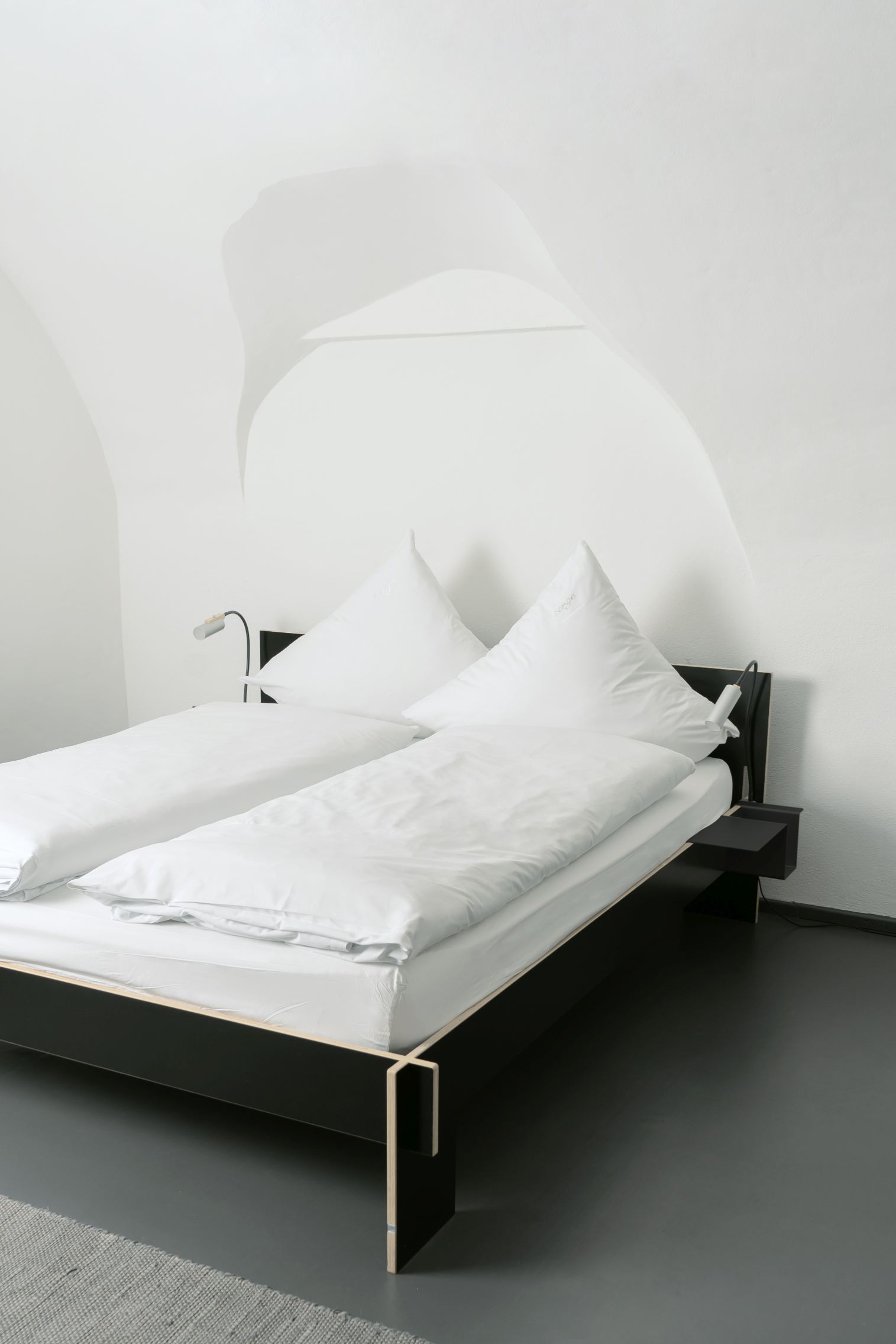 Siebenschläfer Bett mit Kopfteil Nils Holger Moormann B 180 Schwarz