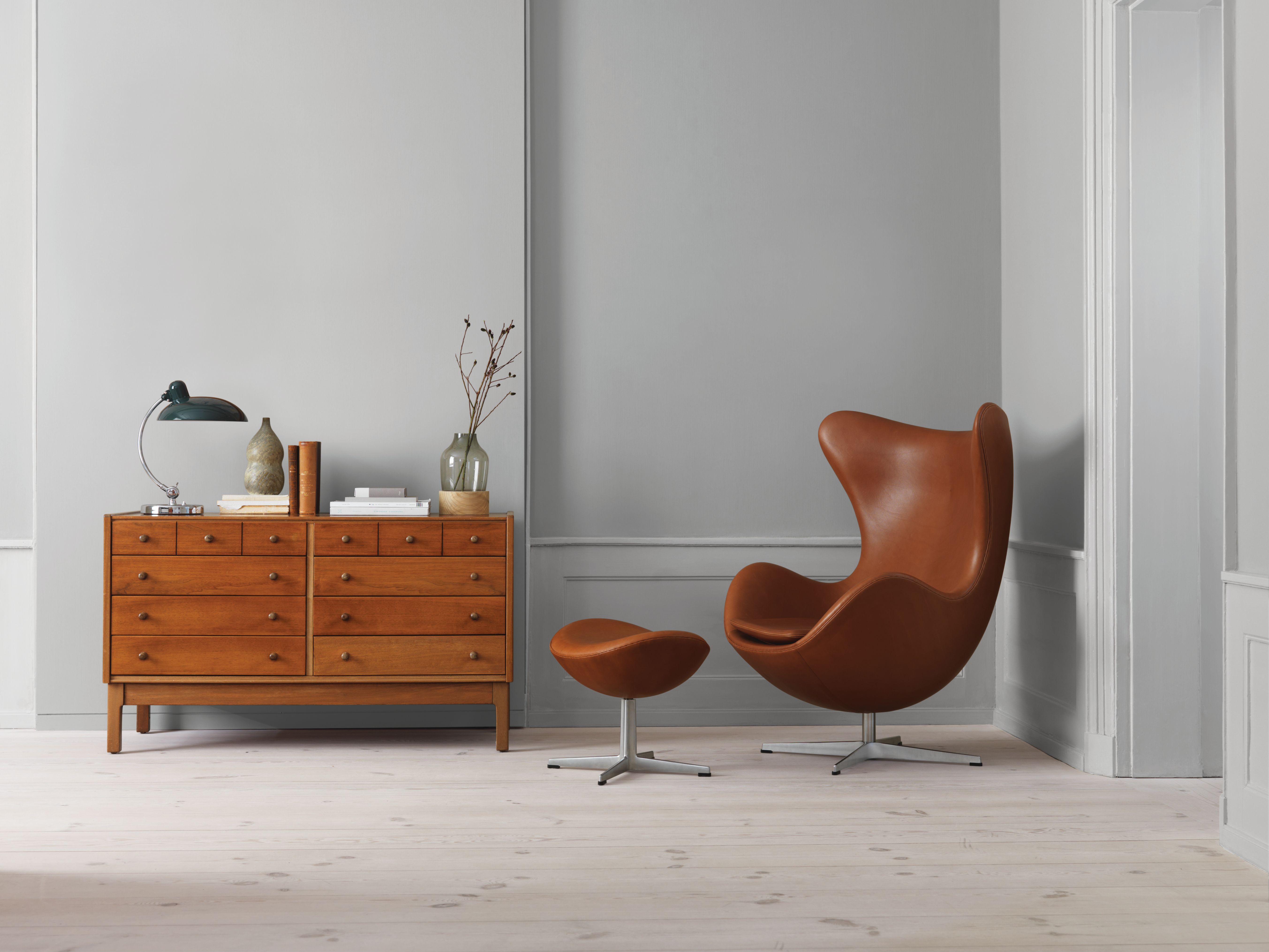 Egg Chair mit Hocker Aktionsmodell Essential Leder Fritz Hansen