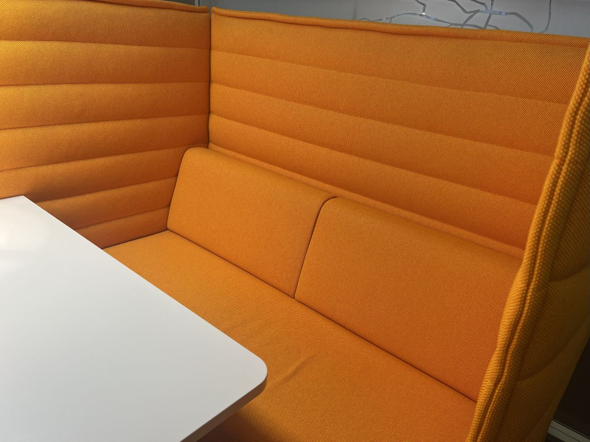 Alcove Cabin Highback 2-Sitzer Vitra AUSSTELLUNGSSTÜCK / GEBRAUCHTMÖBEL