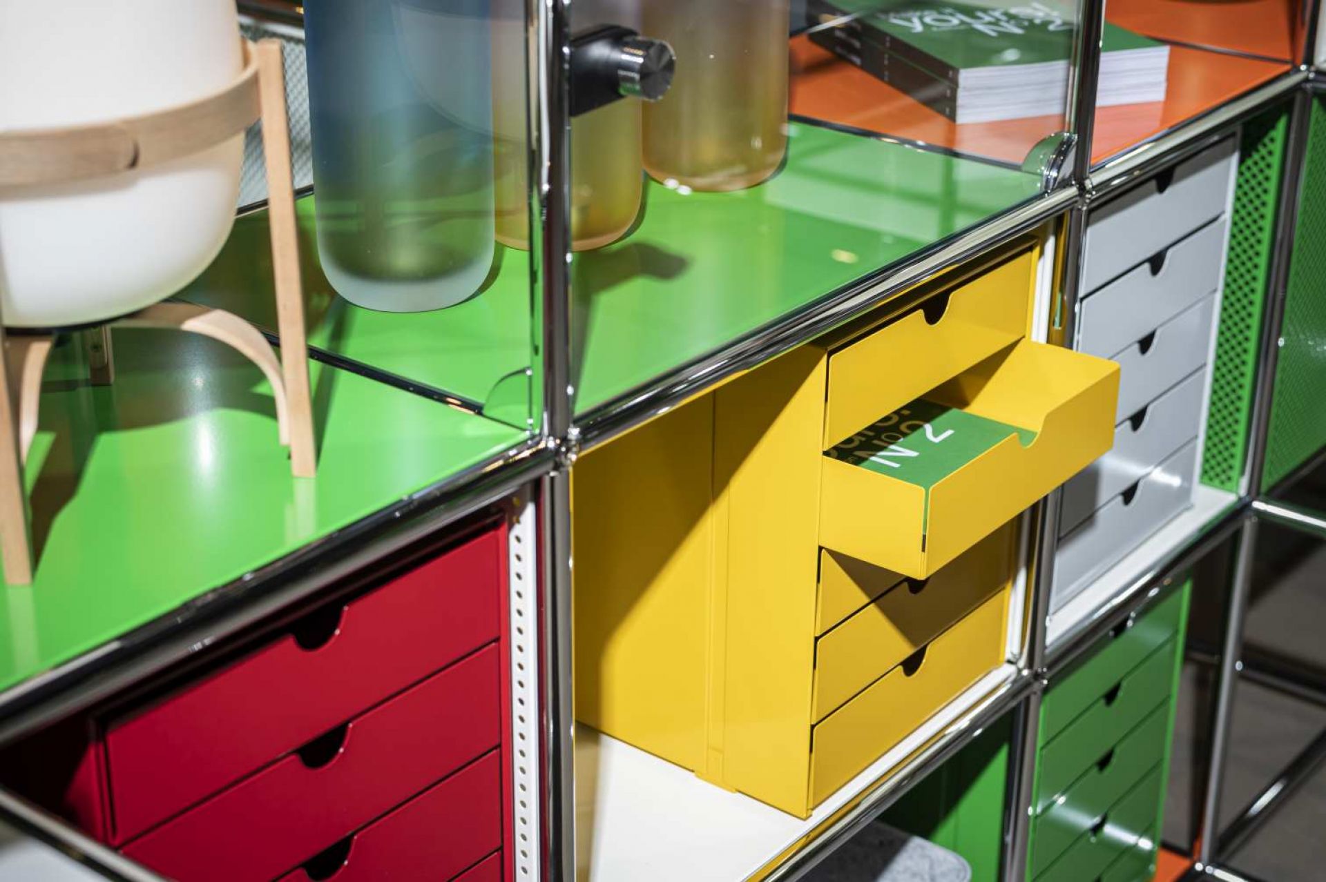 USM Haller Inos Kastenset C4 mit 5 Schalen geschlossen Home Office Stahlblau