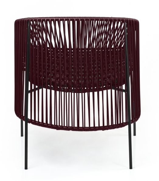 Caribe Chic Lounge Chair: Roter Outdoor Loungesessel mit schwarzem Metallgestell für Garten und Terrasse.