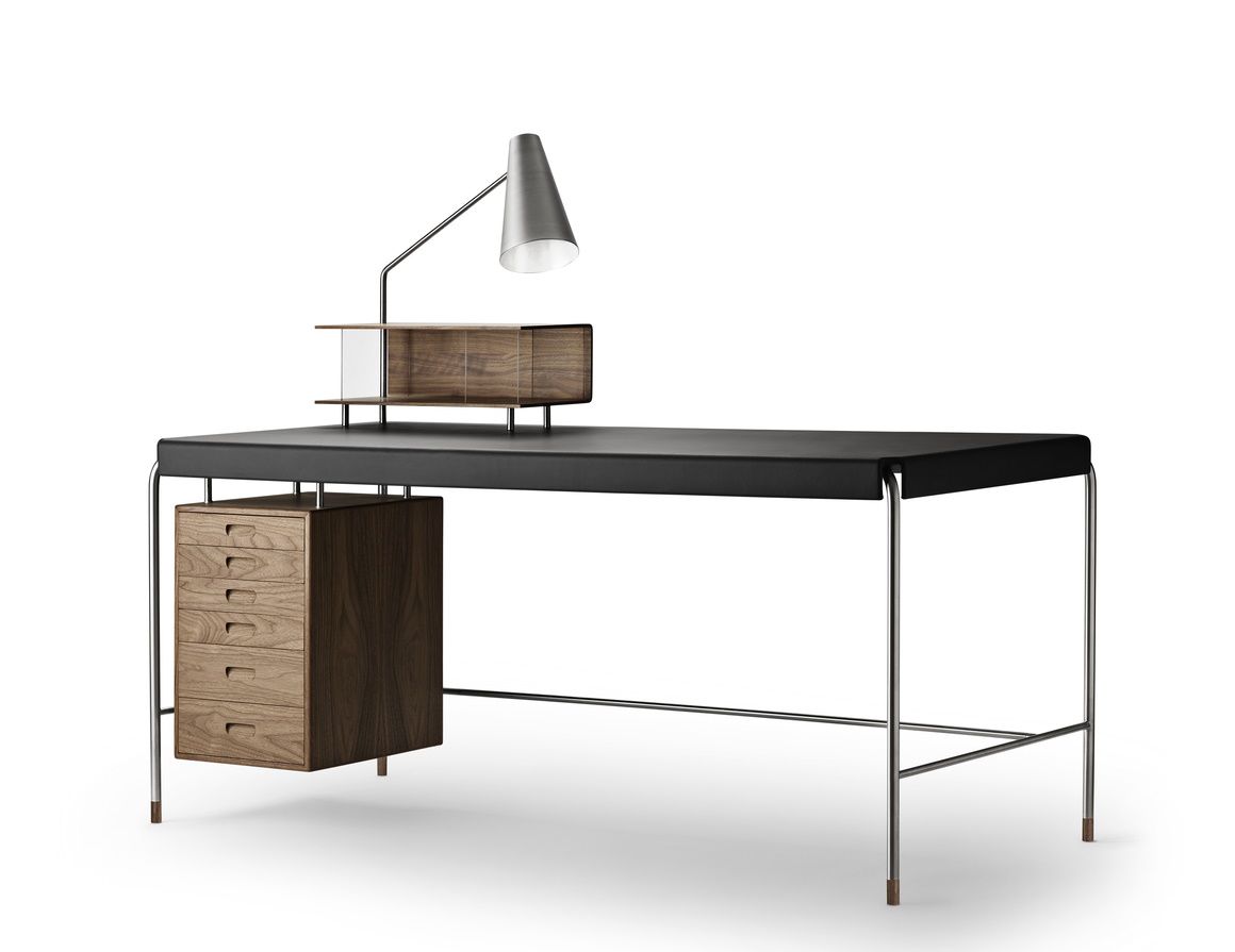 AJ52 Society Table Arbeitstisch von Carl Hansen & Søn mit Lampenmodul aus Walnuss.