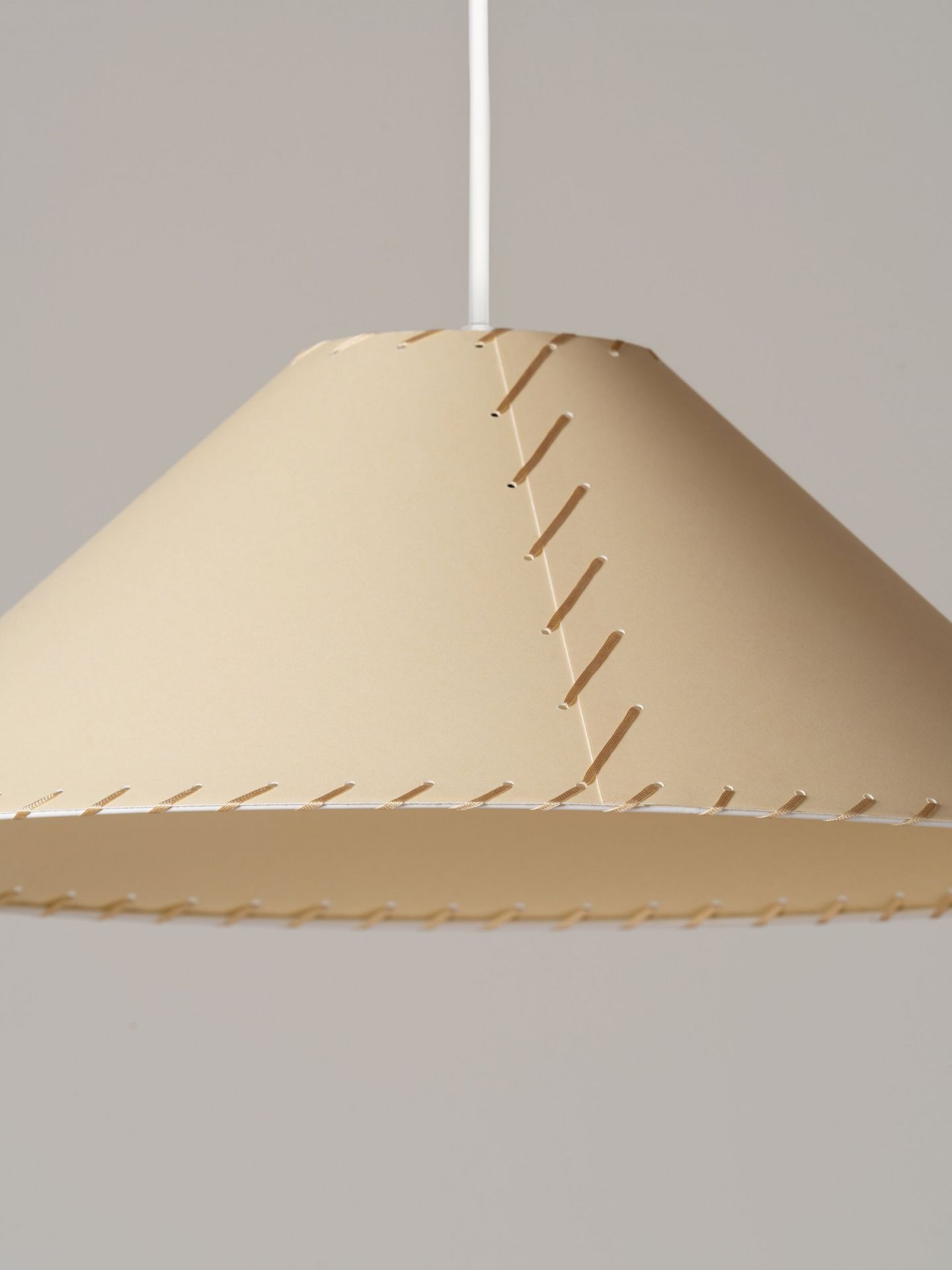 Sísísí cónicas planas MT4 Pendelleuchte Ø49cm beige Santa & Cole