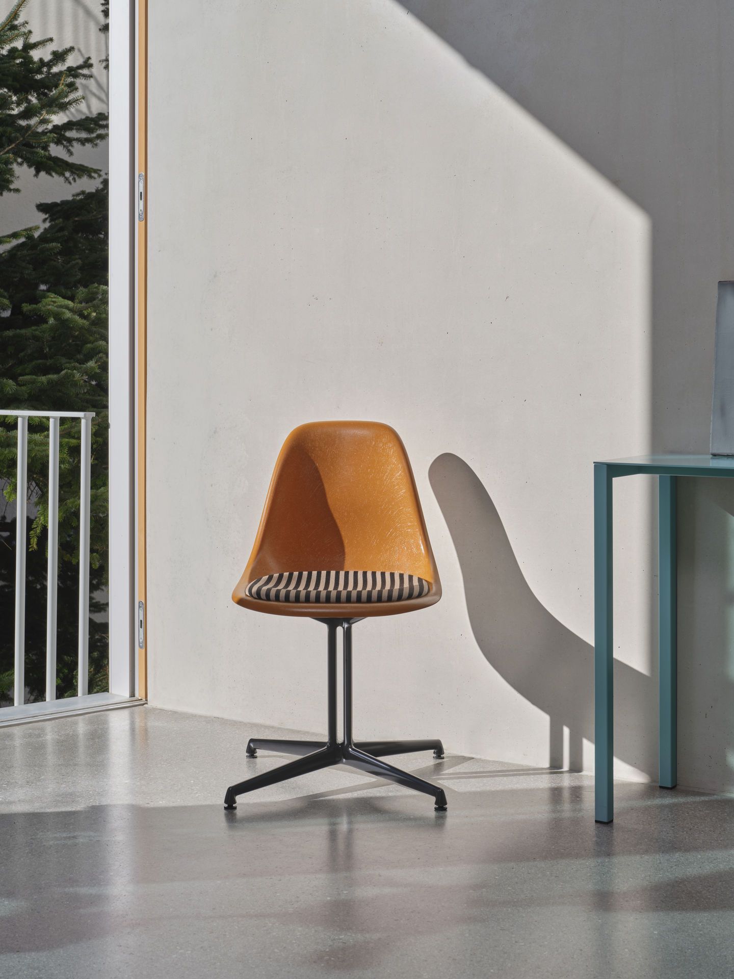 Eames Fiberglass Side Chair La Fonda Ocker Dunkel Vitra LIMITED EDITION