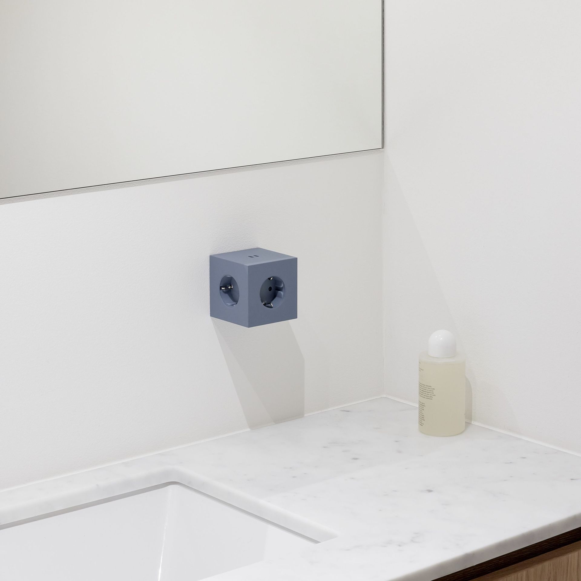 Square 2 - Avolt Steckdosenwürfel mit USB-C Shark blau dfp Design
