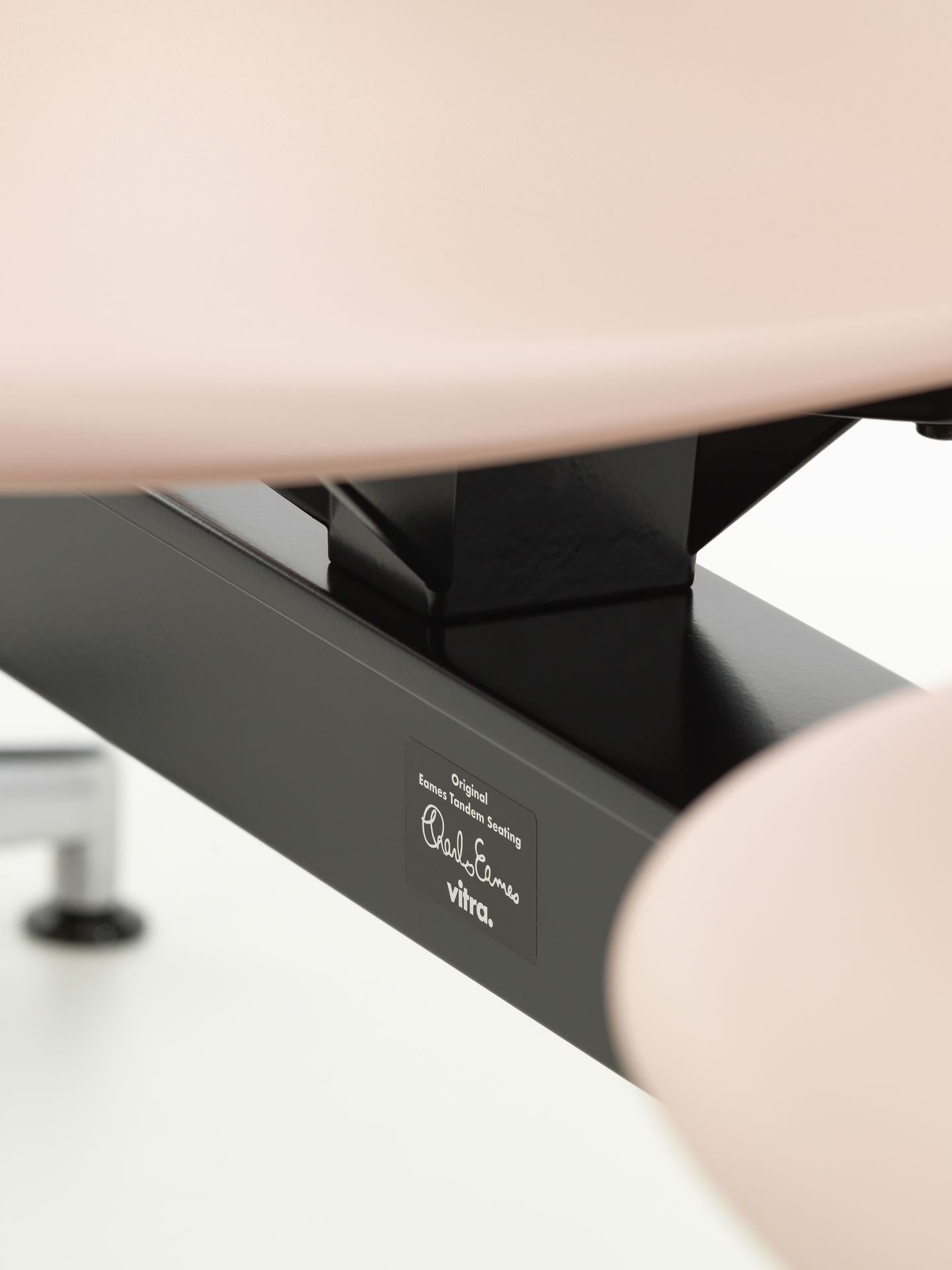 Eames Plastic Side Chair RE auf Traverse Vitra 