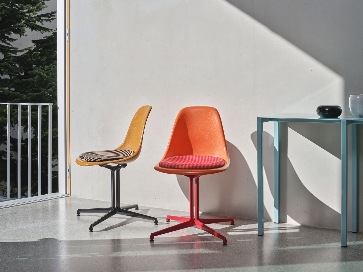 Eames Fiberglass Side Chair La Fonda Ocker Dunkel Vitra LIMITED EDITION