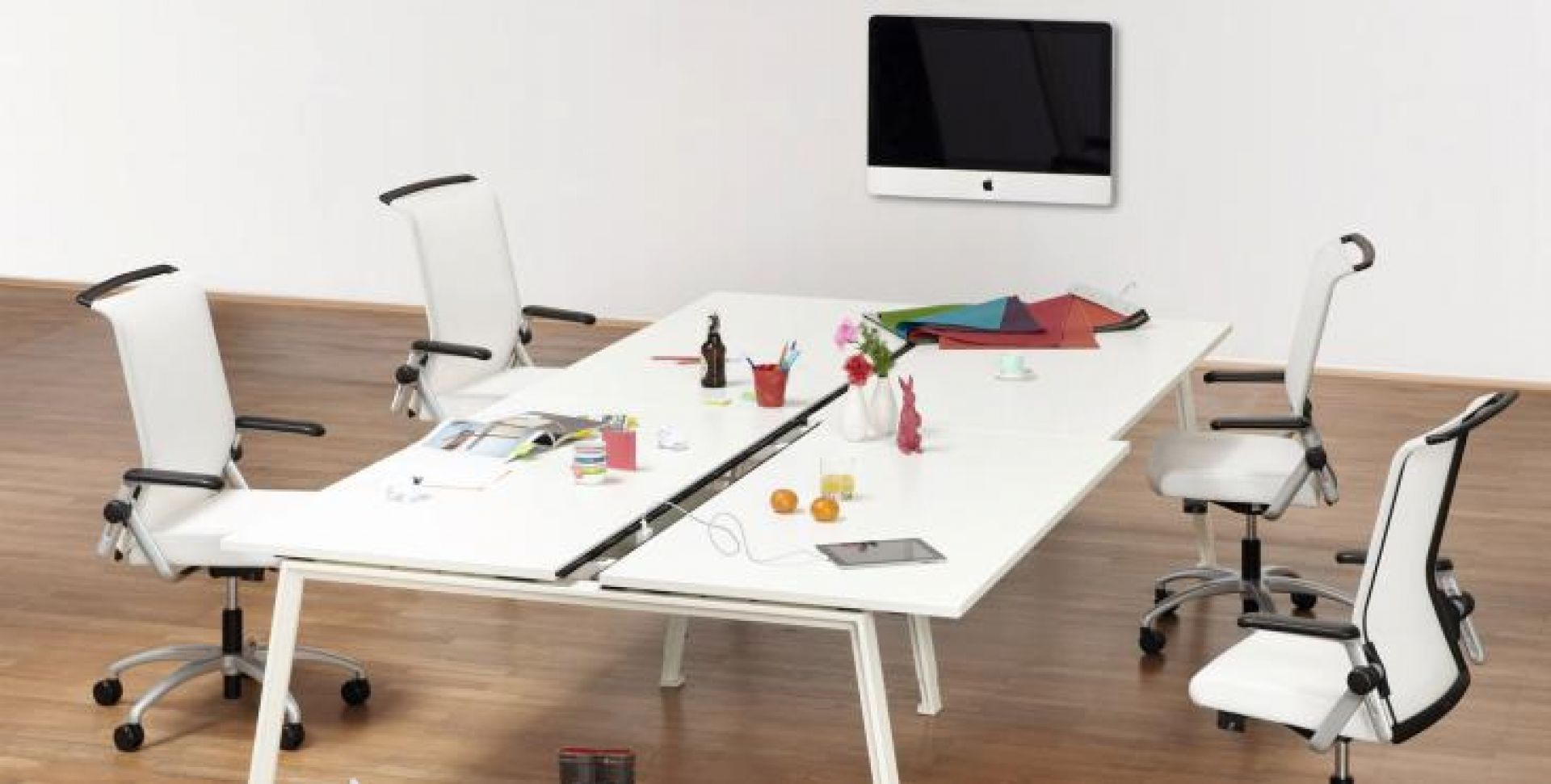 DOIT4 Schreibtisch von König+Neurath: Höhenverstellbarer, weißer Bürotisch mit vier weißen Bürostühlen in einem modernen Büro.