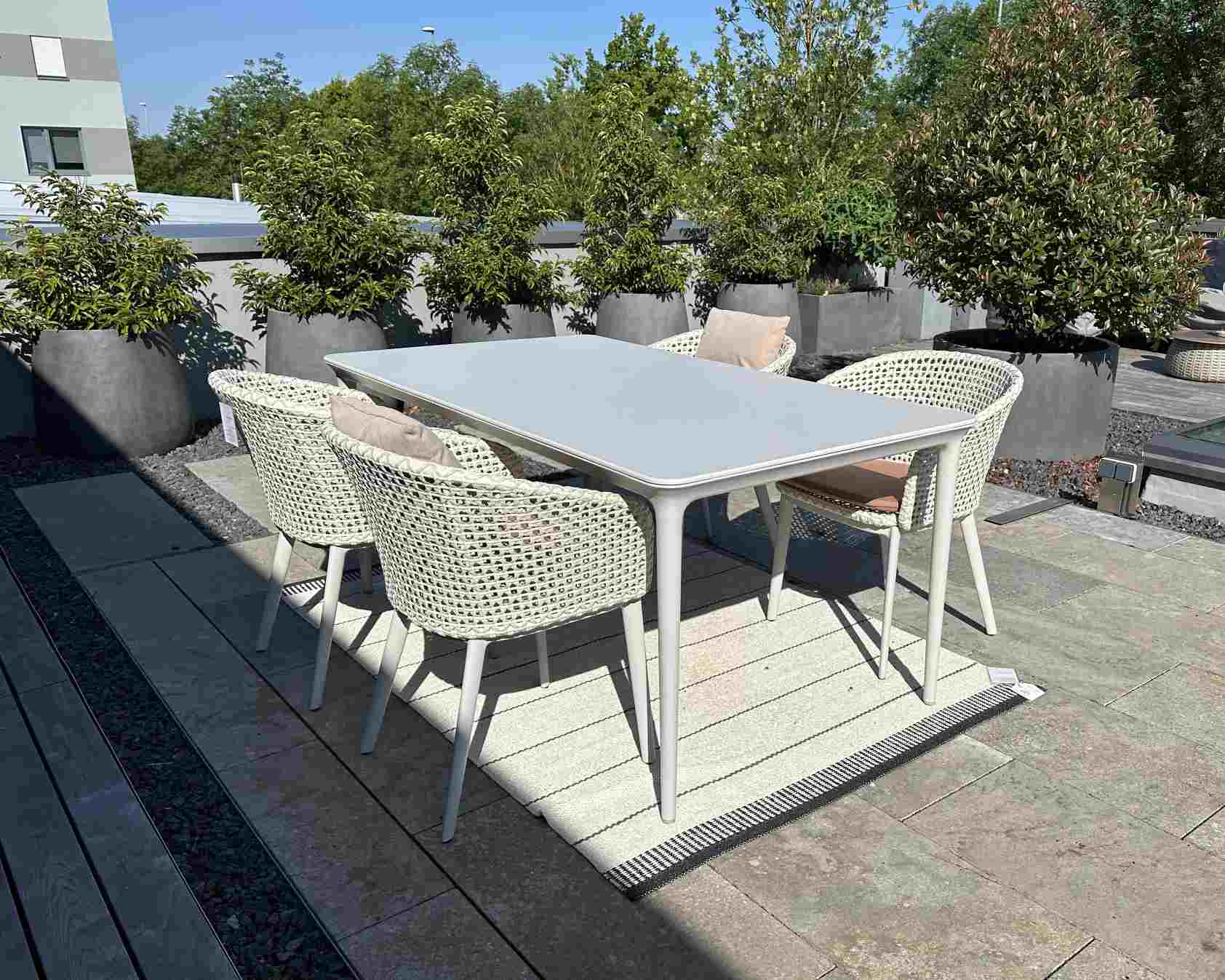 Bellmonde Tisch und Mbrace Armlehnstuhl Kombination Outdoor Dedon AUSSTELLUNGSSTÜCK