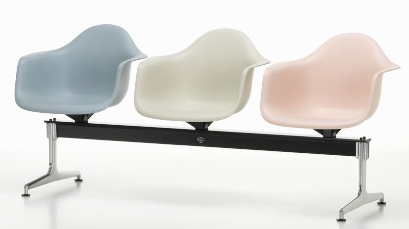 Eames Plastic Armchair RE auf Traverse Vitra
