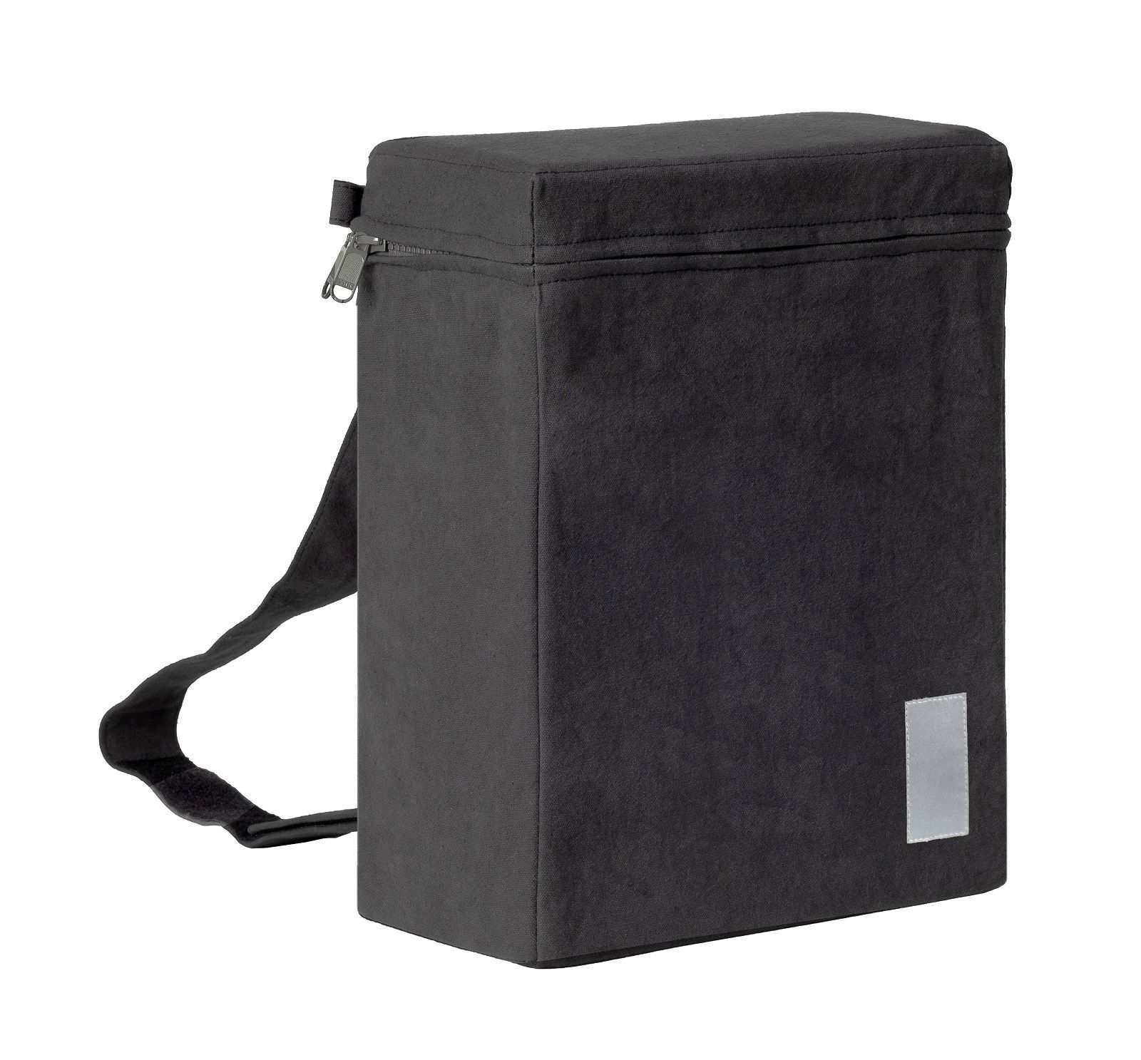 Schwarzer Urban Thermal Backpack Rucksack von Design House Stockholm, isolierte Kühltasche mit Reißverschluss und Tragegurt.