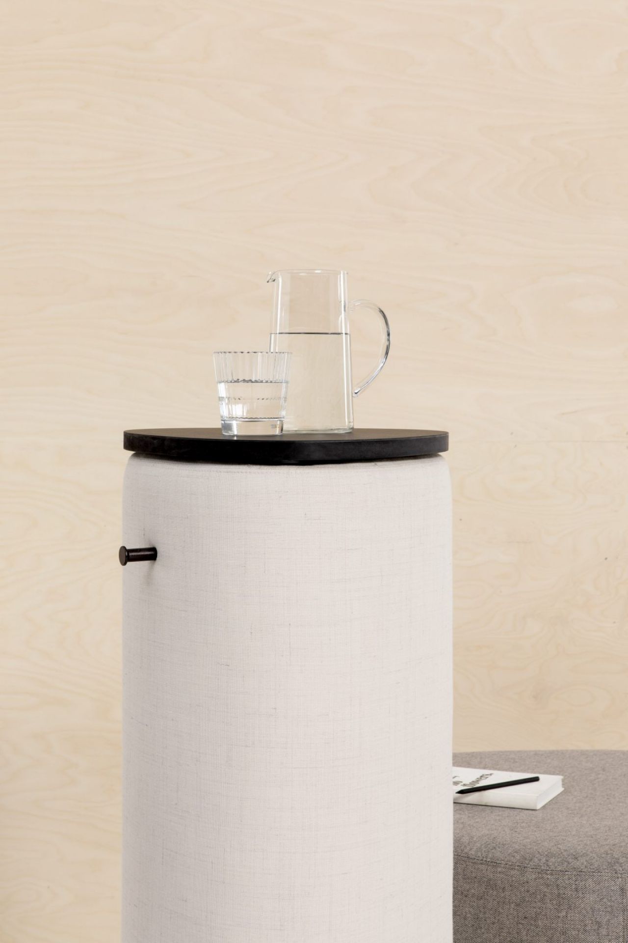 Pully Pillar Besprechungsstisch Cascando