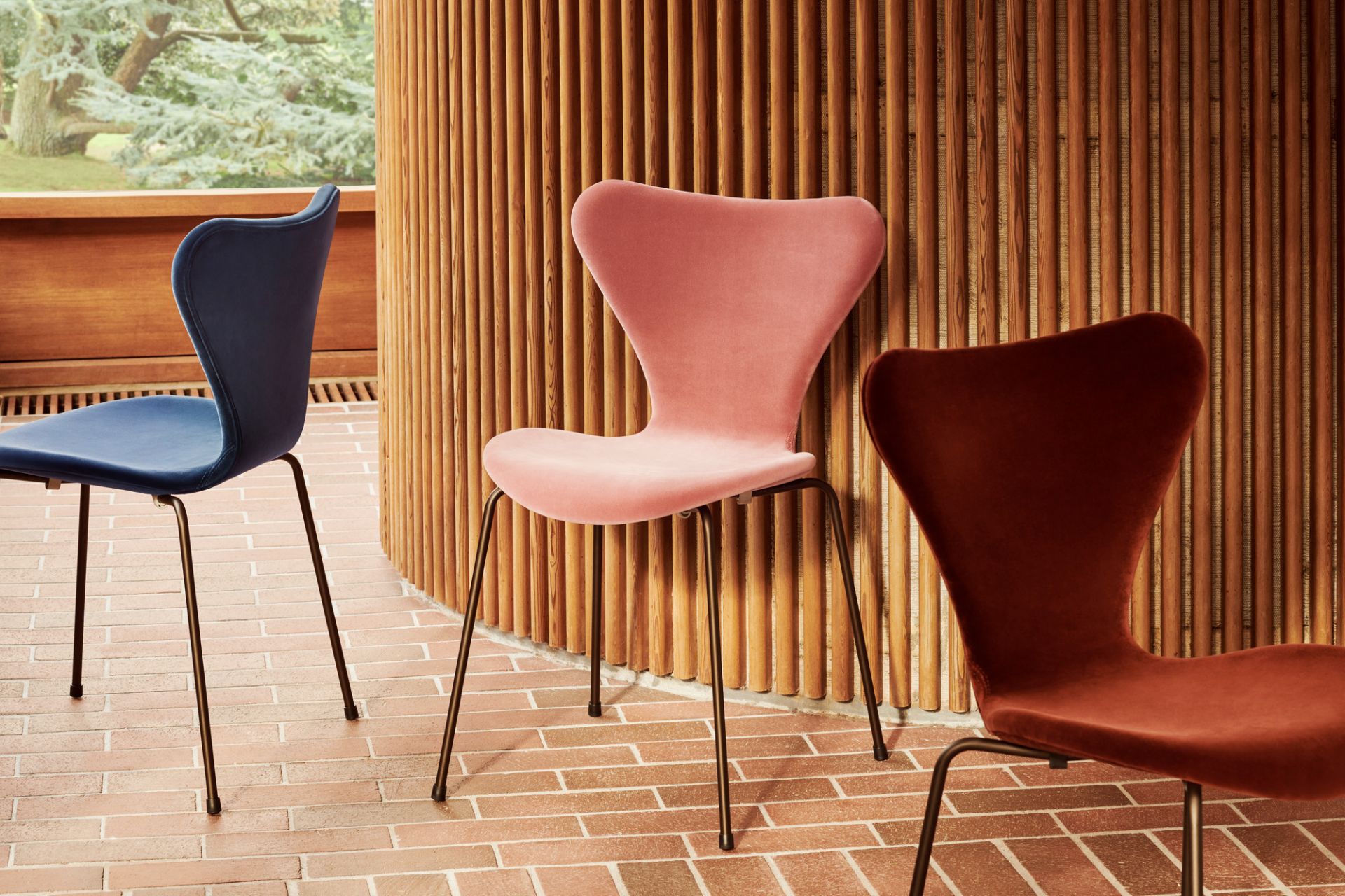 Series 7 3107 Belfast Stuhl Vollpolster Samt Fritz Hansen dunkel pflaume