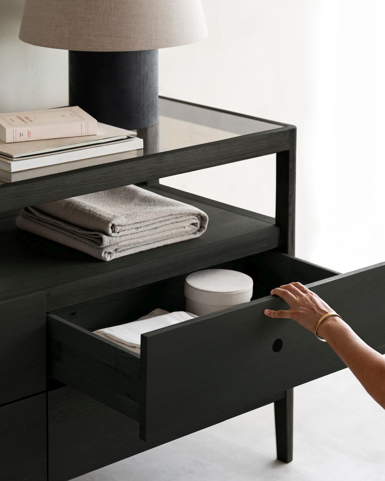 Spindle Kommode mit Schubladen Eiche schwarz lackiert Ethnicraft