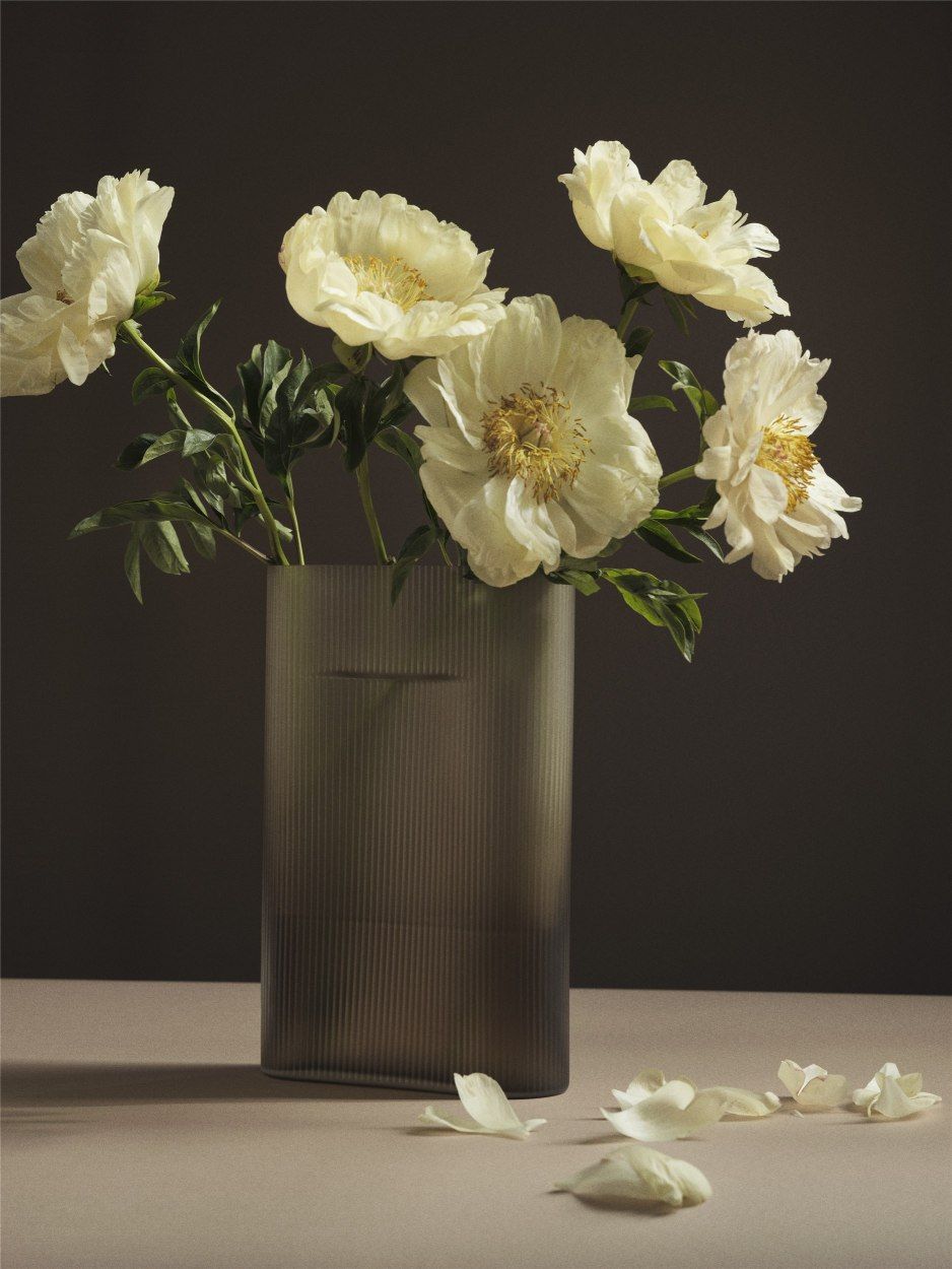 Ridge Vase Muuto Milchglas Hellblau H 35 cm