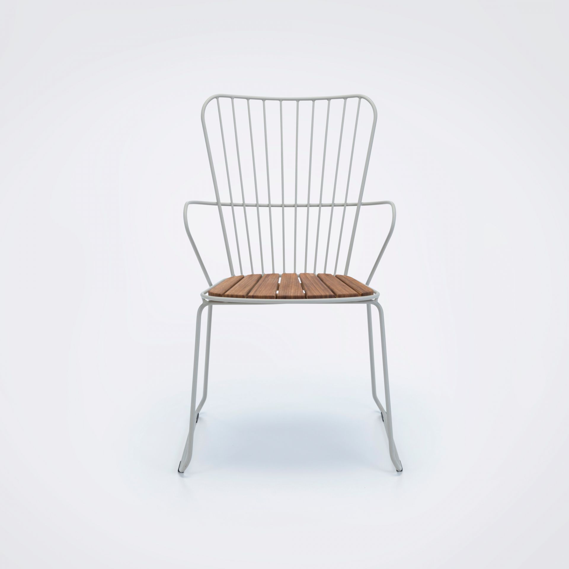 Weißer Paon Outdoor Dining Chair von Houe mit Holzlatten-Sitzfläche, Gartenstuhl für Terrasse und Balkon.