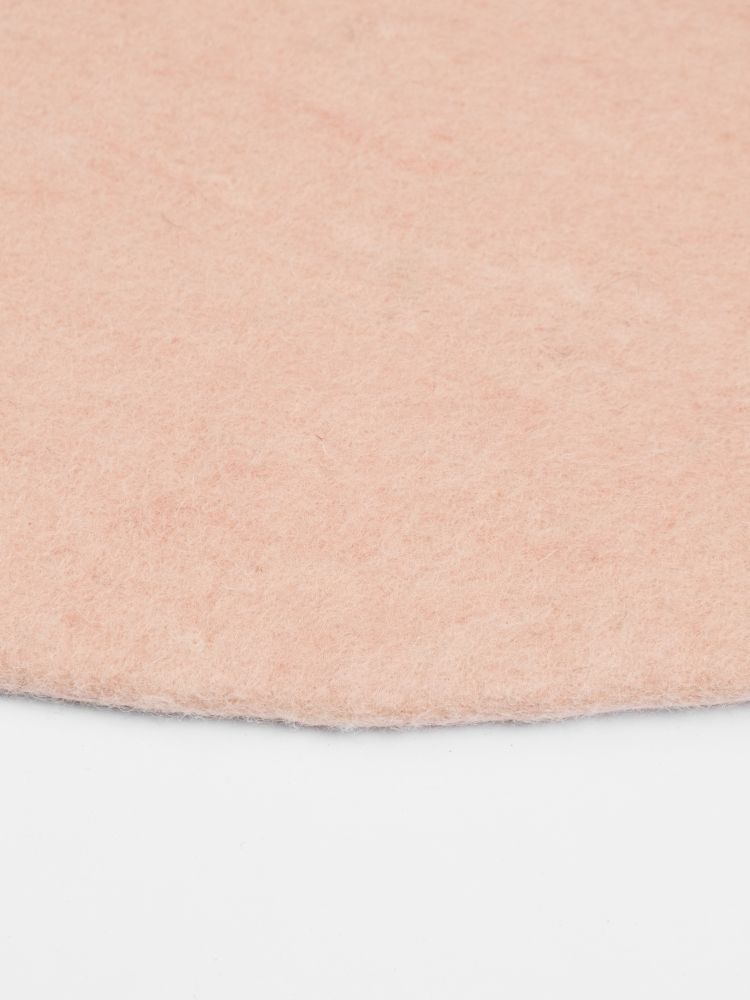 Detailaufnahme des runden, rosa myfelt Filzteppichs "Merle", ideal für Wohnzimmer und Schlafzimmer.
