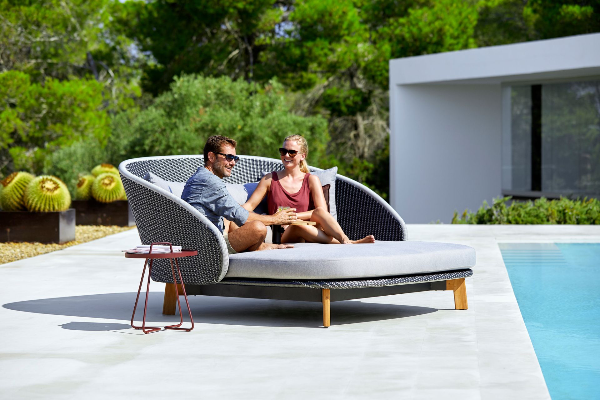 Peacock Outdoor Liege mit Tisch und Kissen Cane-Line