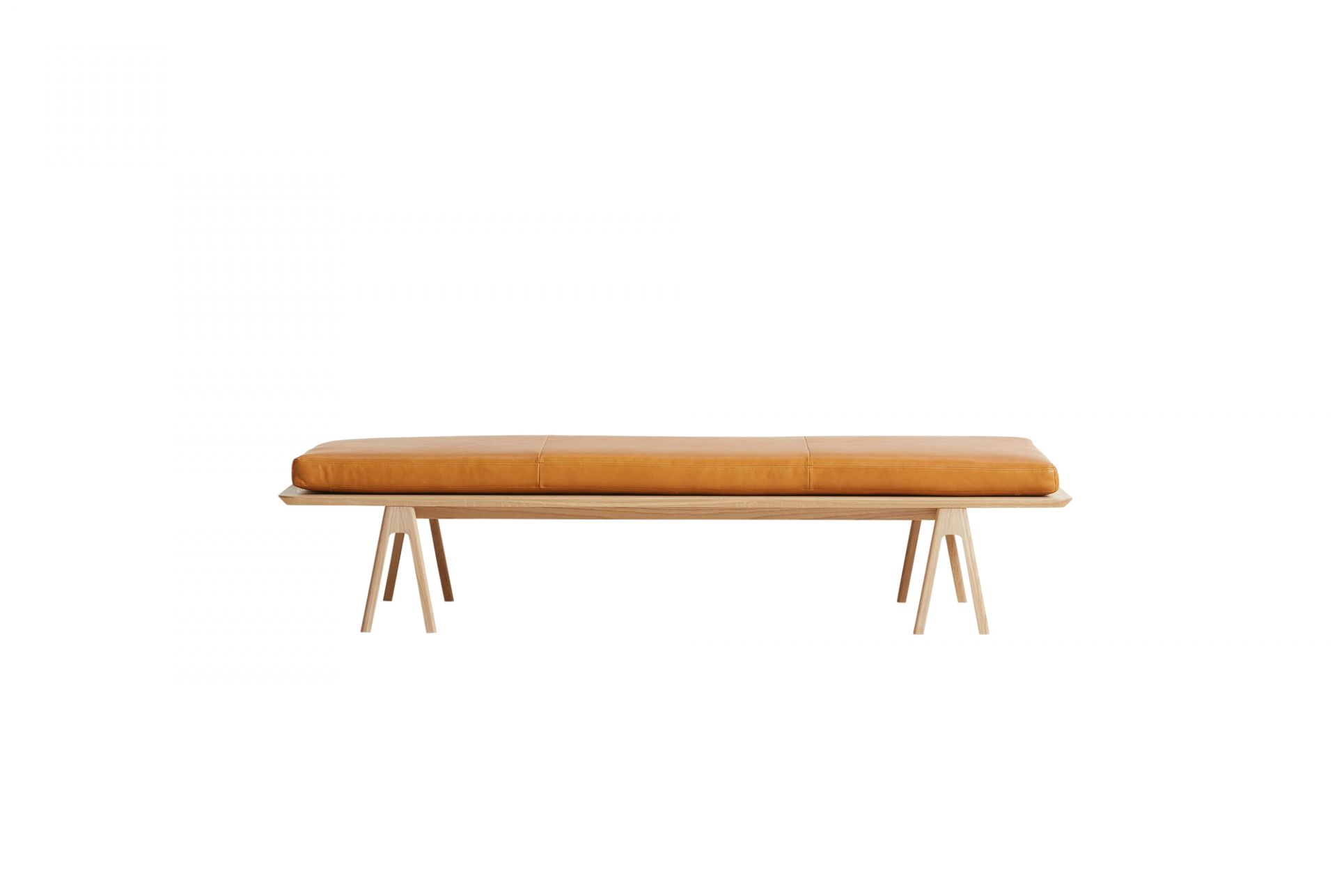 Level Daybed Liege von Woud: Eichenholzgestell mit cognacfarbenem Lederkissen, moderne Liege für Wohnzimmer.