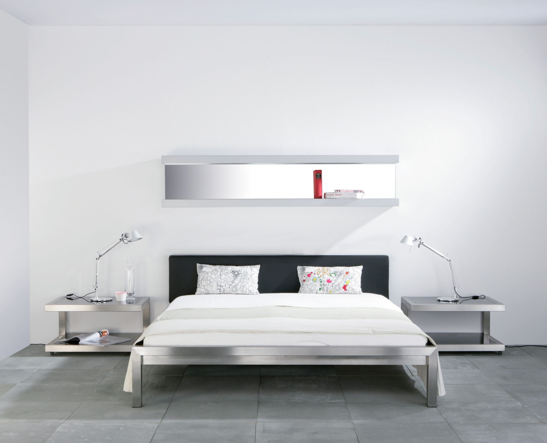 Pure Bett Edelstahl mit Polsterkopfteil 180 x 200 cm Hans Hansen