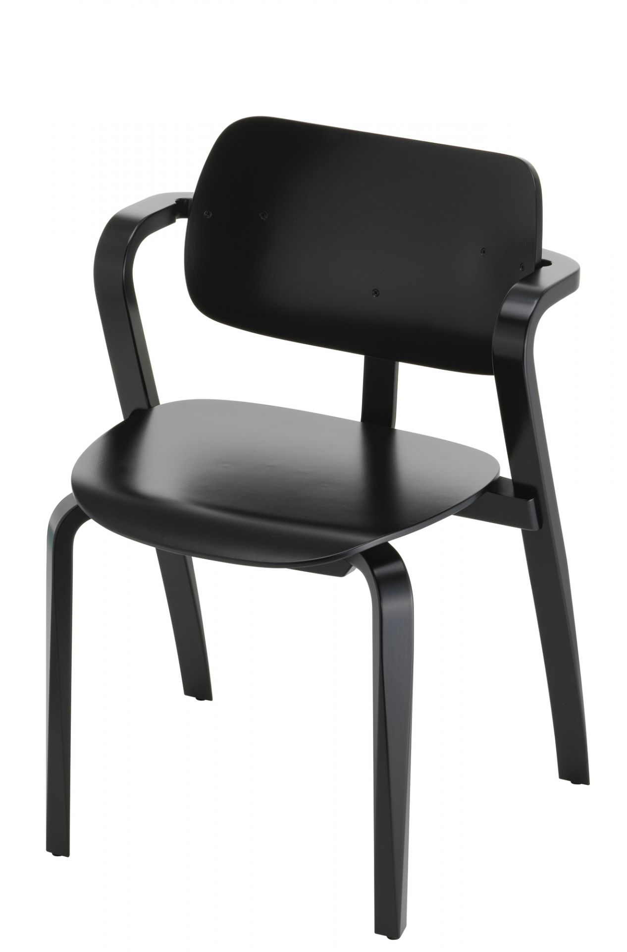 Schwarzer Aslak Stuhl von Artek mit Armlehnen, lackiert und aus Holz. Designklassiker.