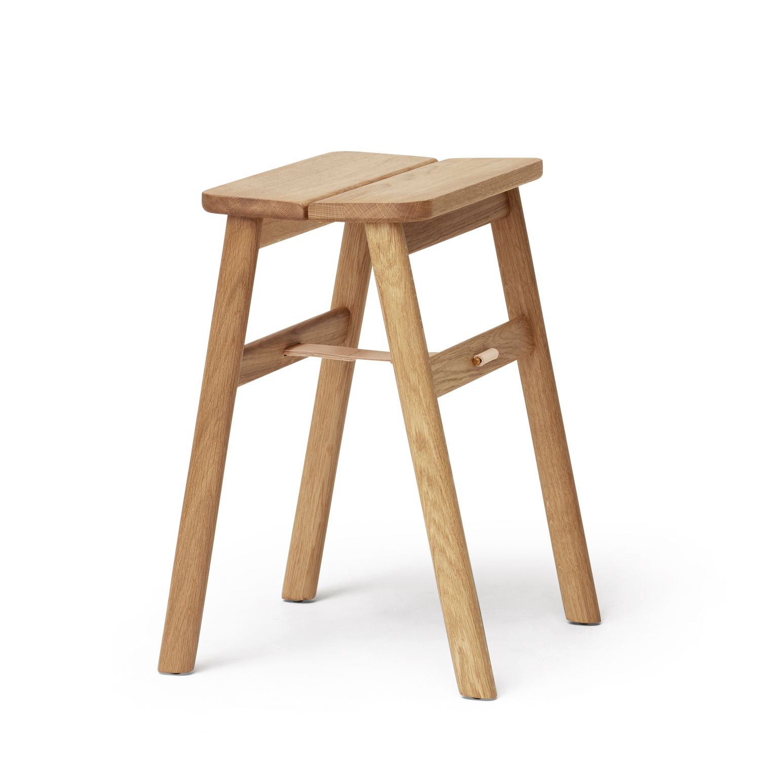 Angle Falthocker aus Eiche, weiß geölt von Form & Refine. Klapphocker aus Holz.