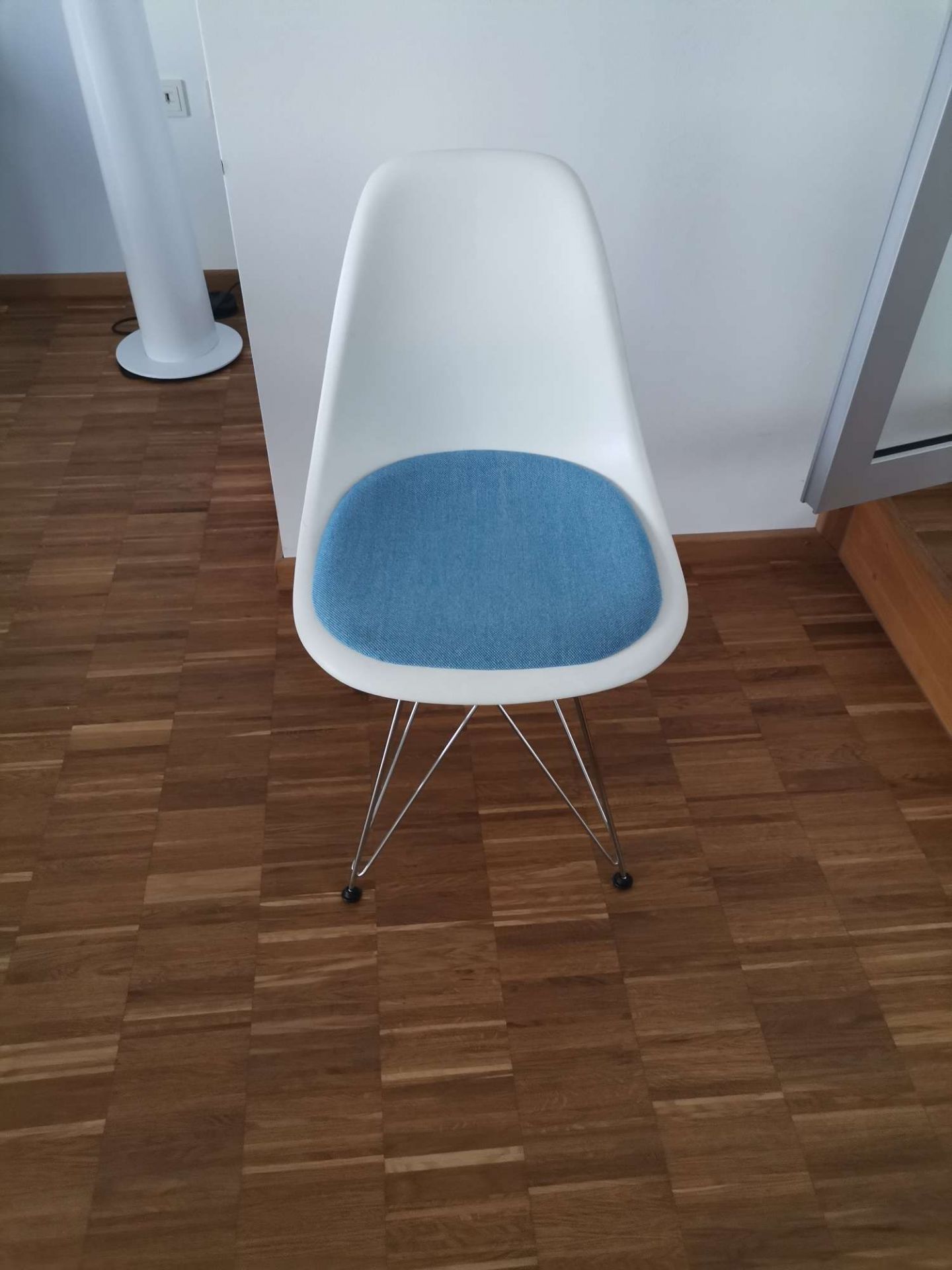Eames Plastic Side Chair DSR Stuhl mit Sitzpolster Vitra Chrom - Hopsak BLAU, WEISS AUSSTELLUNGSSTÜCK