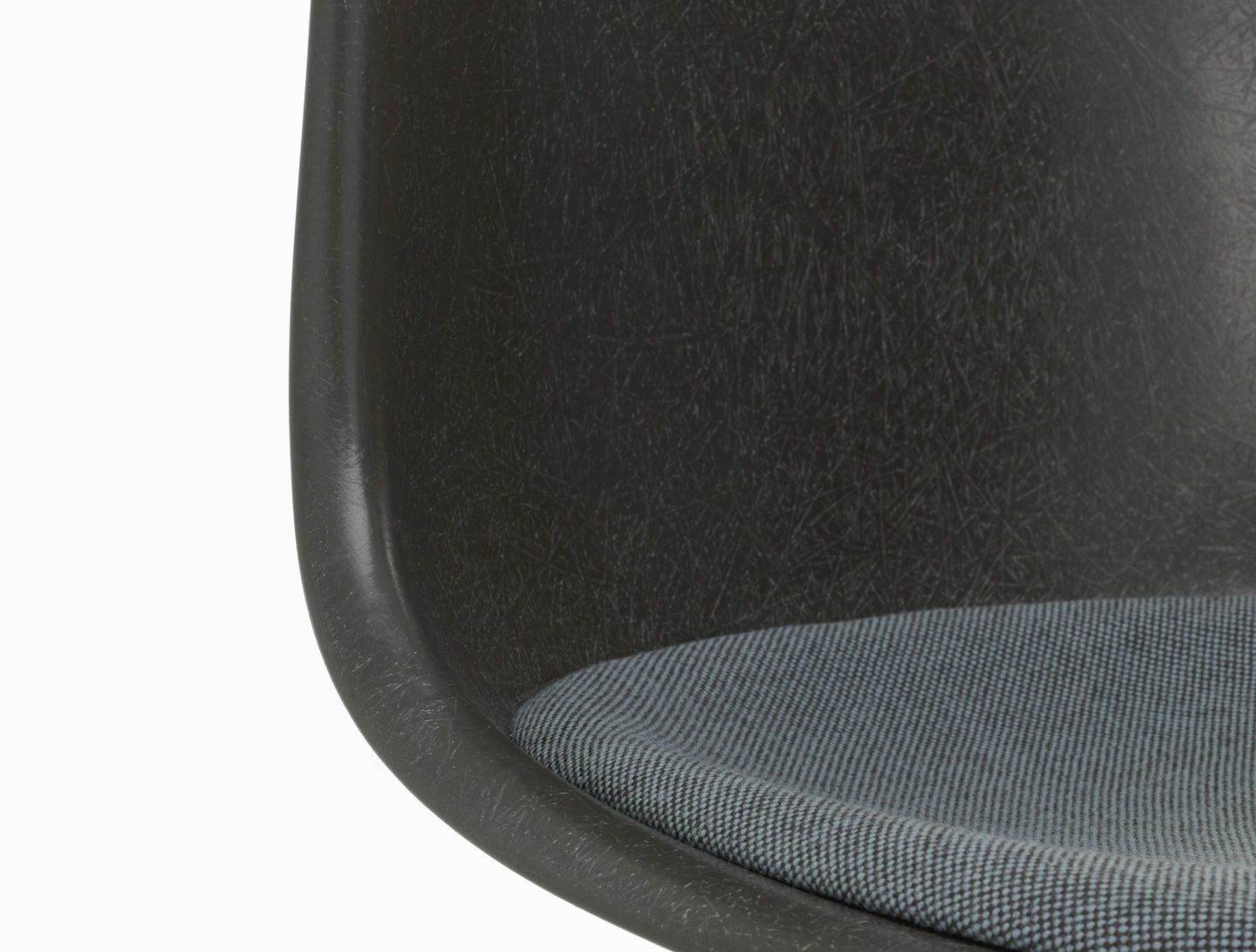 Eames Fiberglass Chair DSR Stuhl mit Sitzpolster Vitra