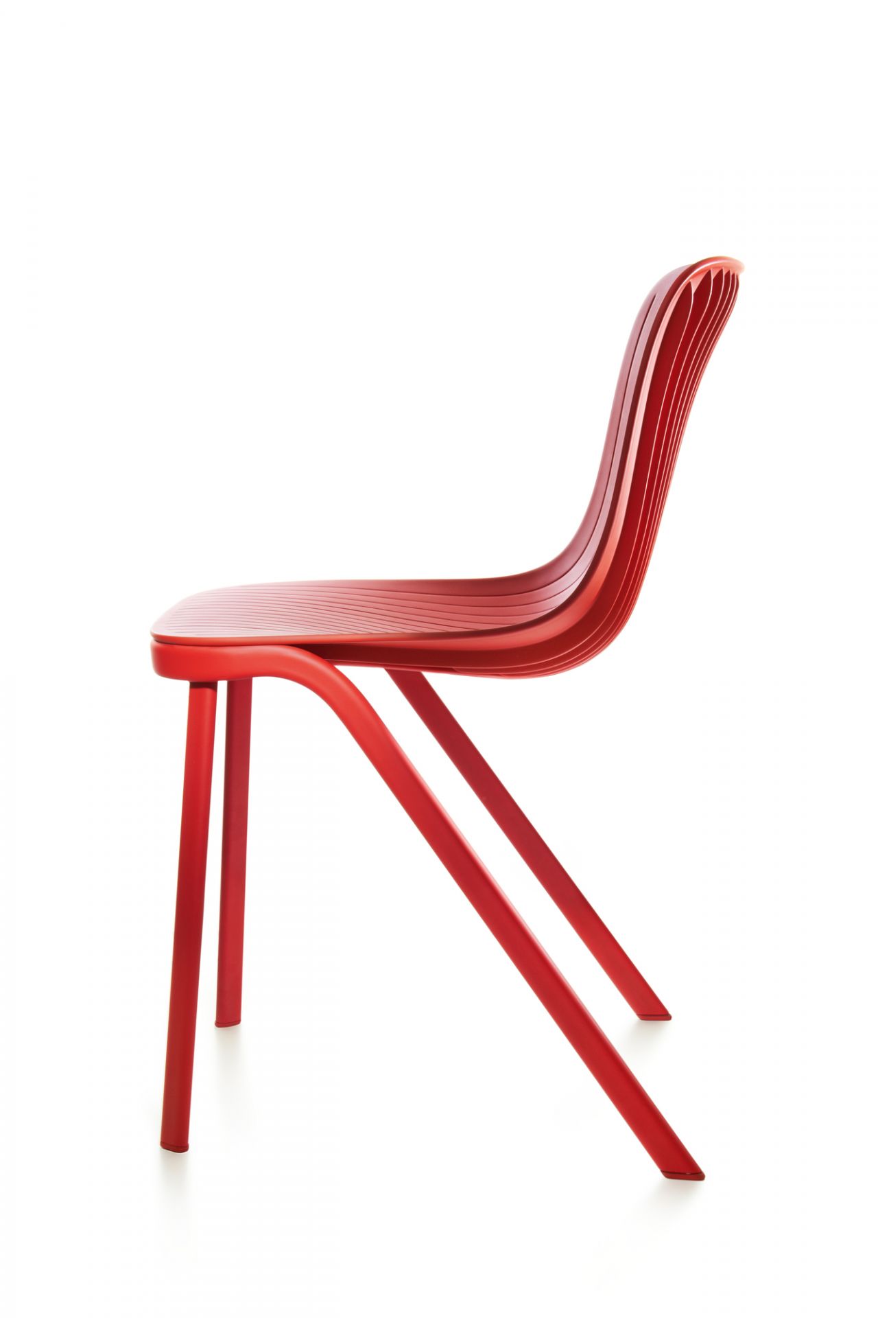 Roter Dragonfly Stuhl mit Metallbeinen von Segis, Seitenansicht auf weißem Hintergrund. Designstuhl für Esszimmer.