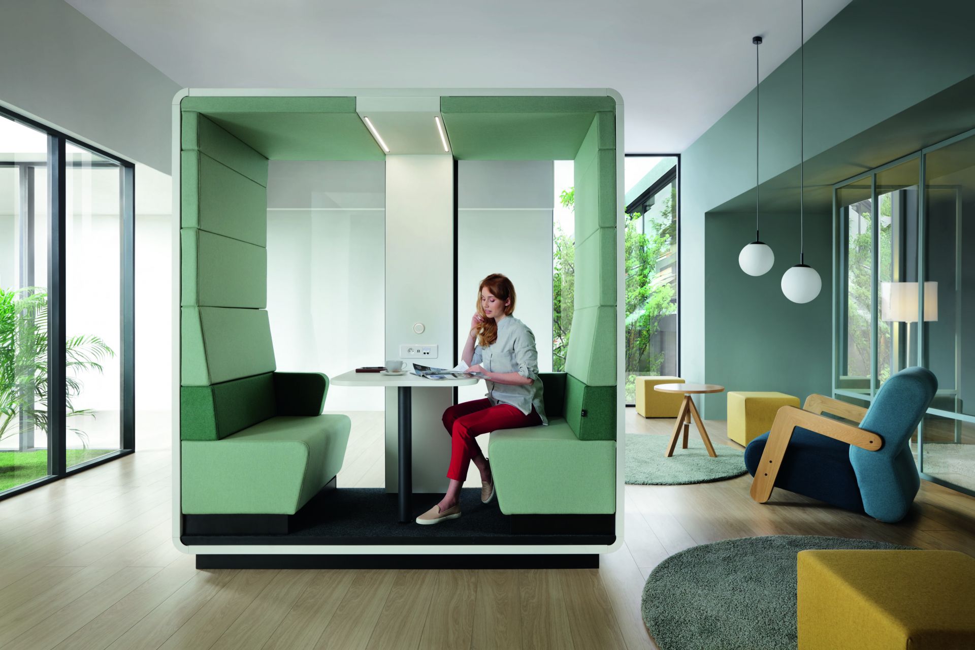 Frau telefoniert in der HushMeet Meetingbox von Mikomax, einem modernen, offenen Besprechungsraum für Büros.