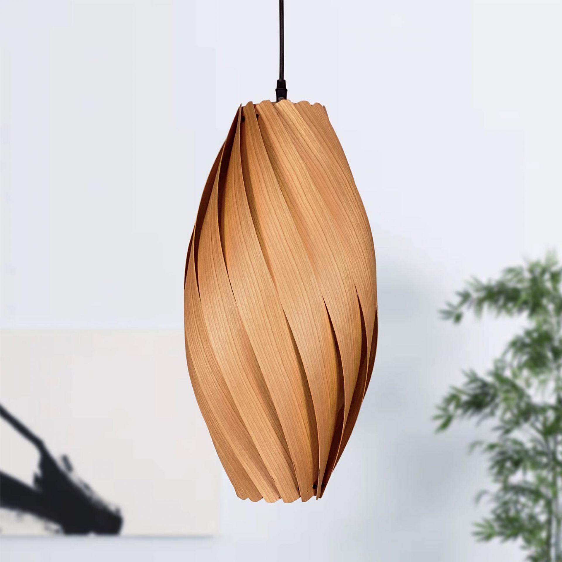 Ardére Hängeleuchte aus Kirschbaumholz, längliche Form, moderne Pendelleuchte für Wohnzimmer und Esszimmer.
