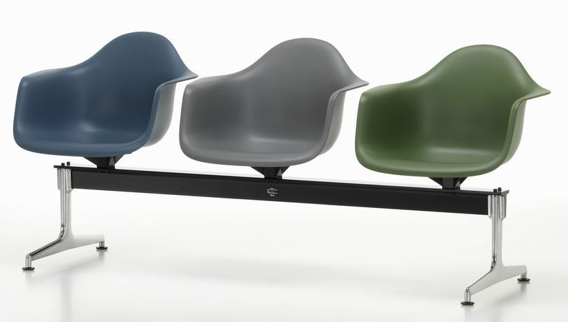 Eames Plastic Armchair RE auf Traverse Vitra