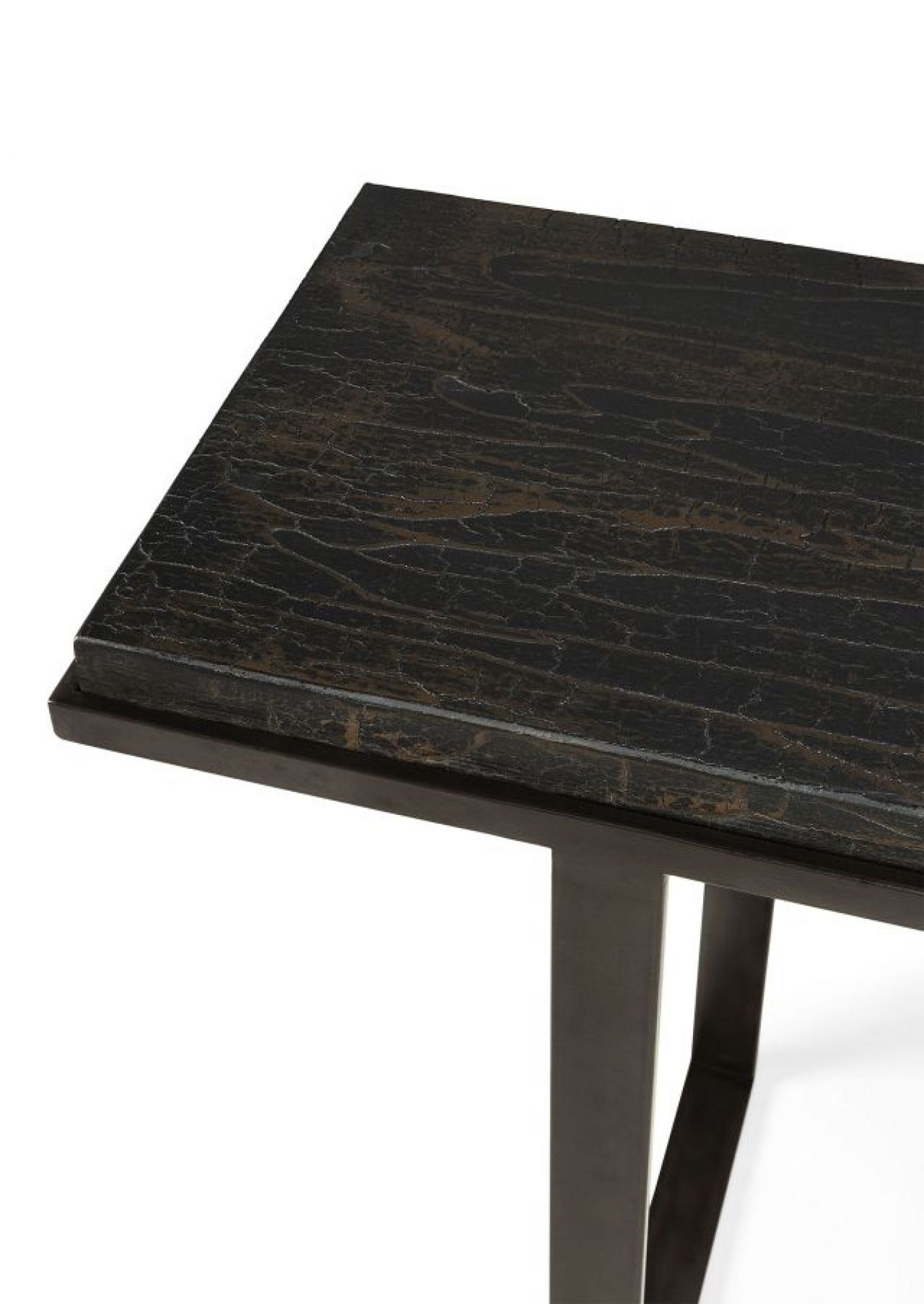 Detailaufnahme der Ethnicraft Stability Konsole in Umberbraun, Holzkonsole mit dunkler, strukturierter Oberfläche.