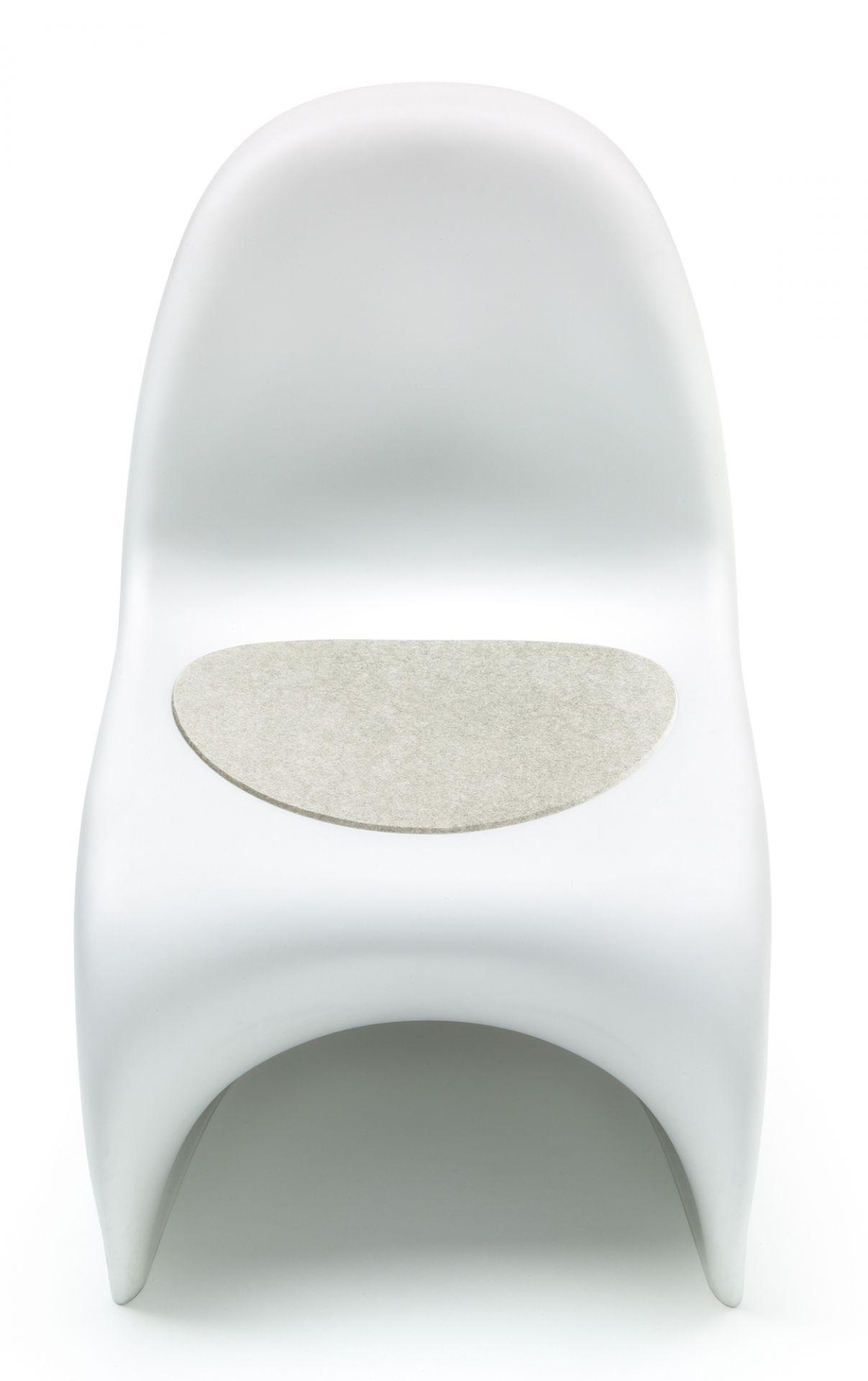 Weiße Panton Chair mit grauer Filz Sitzauflage von Hey Sign im Marmor Design.