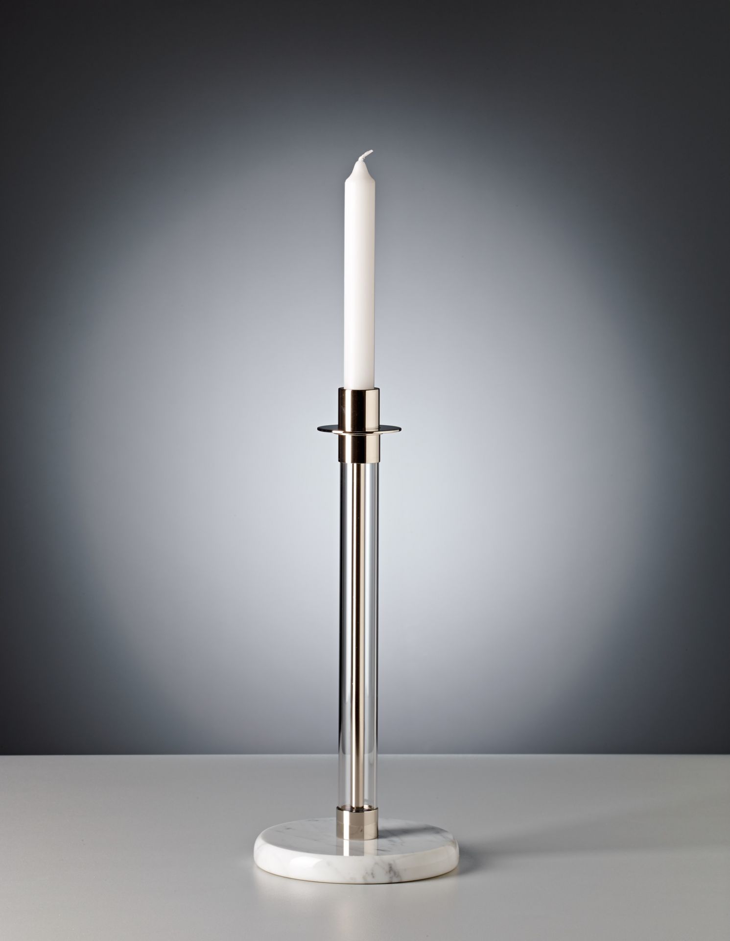 SL 30 Bauhaus Kerzenständer von Tecnolumen: Moderner Sabbatleuchter mit Marmorfuß und Kerze.